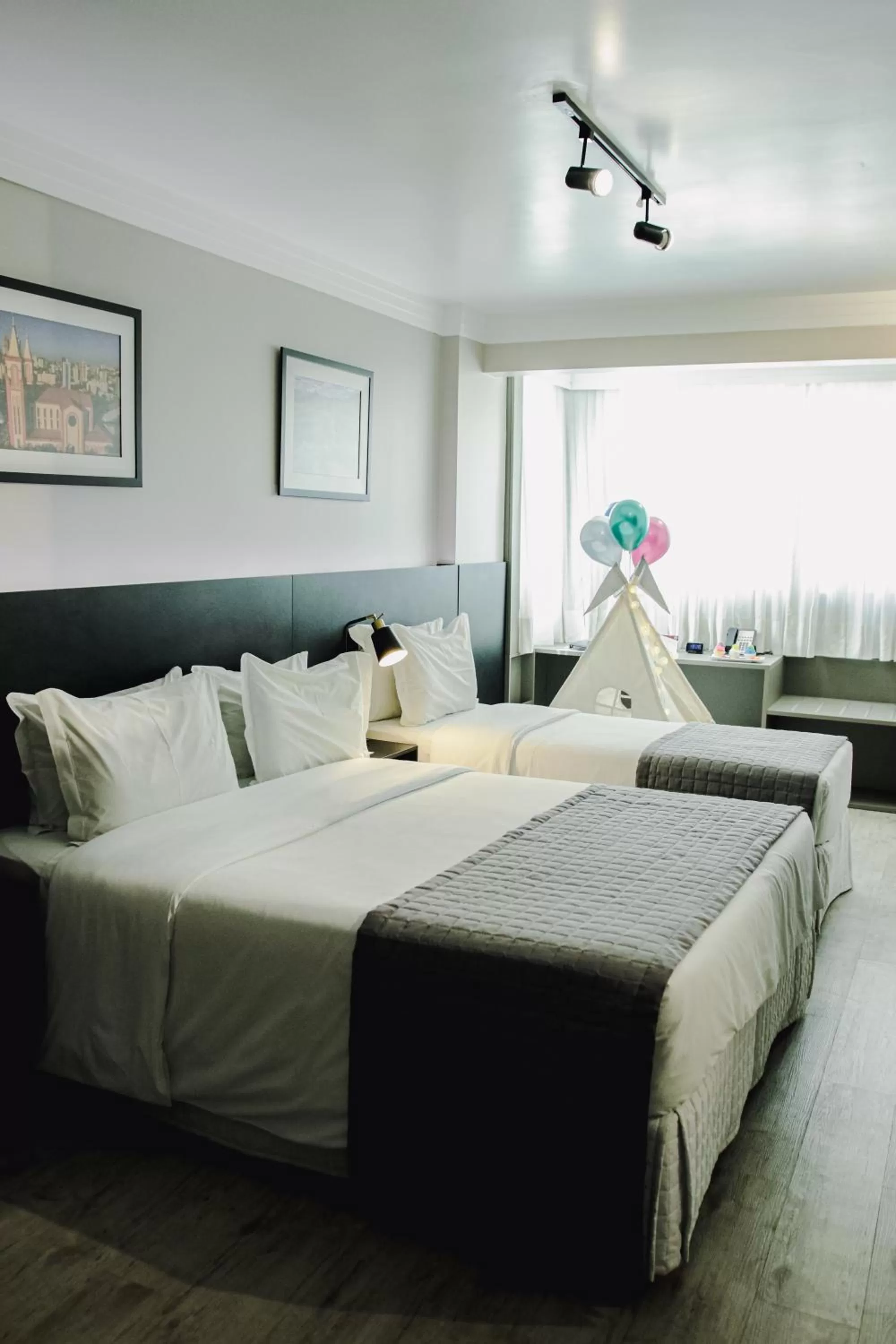 Photo of the whole room, Bed in Santa Inn Hotel