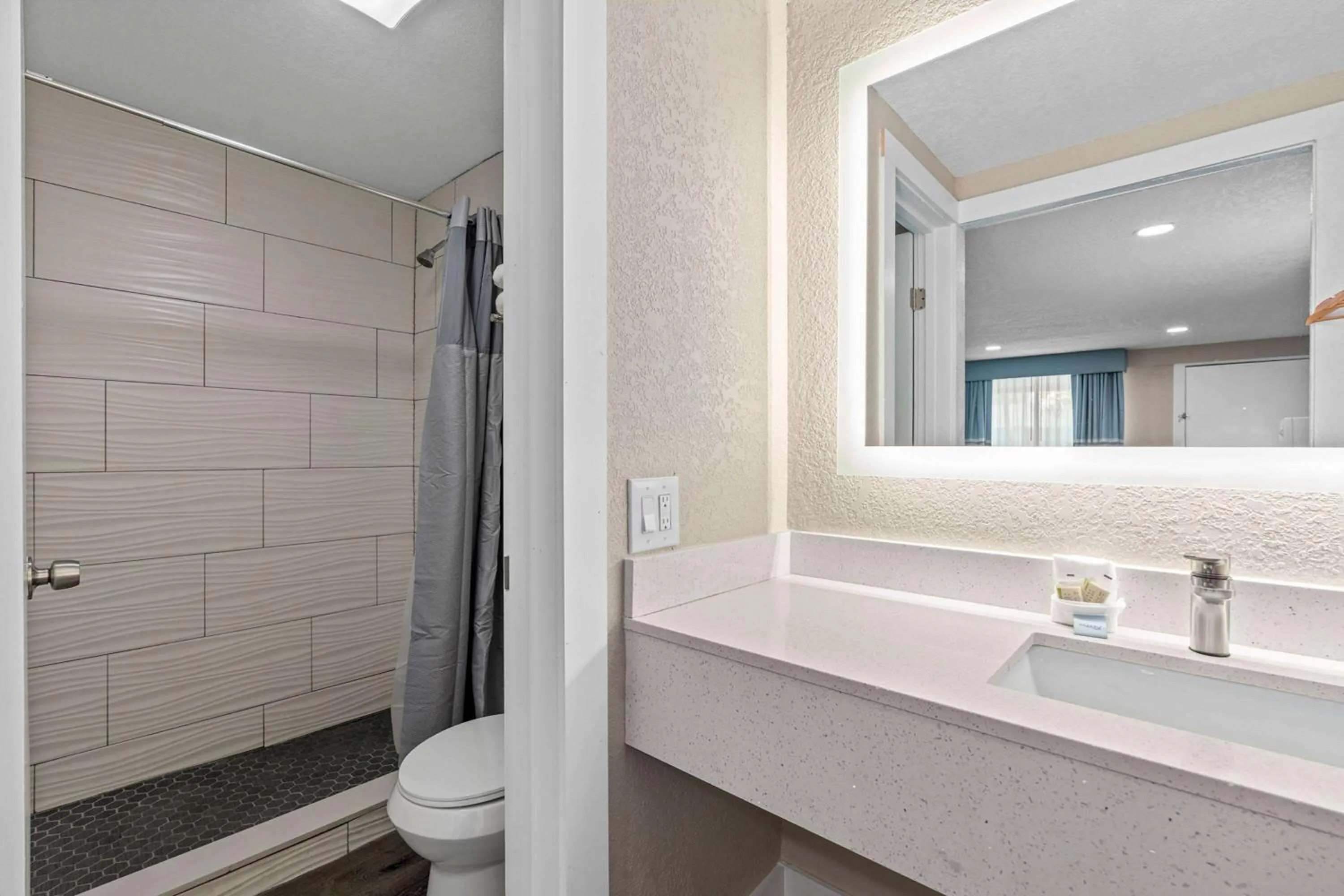 TV and multimedia in Super 8 by Wyndham Kissimmee-Orlando