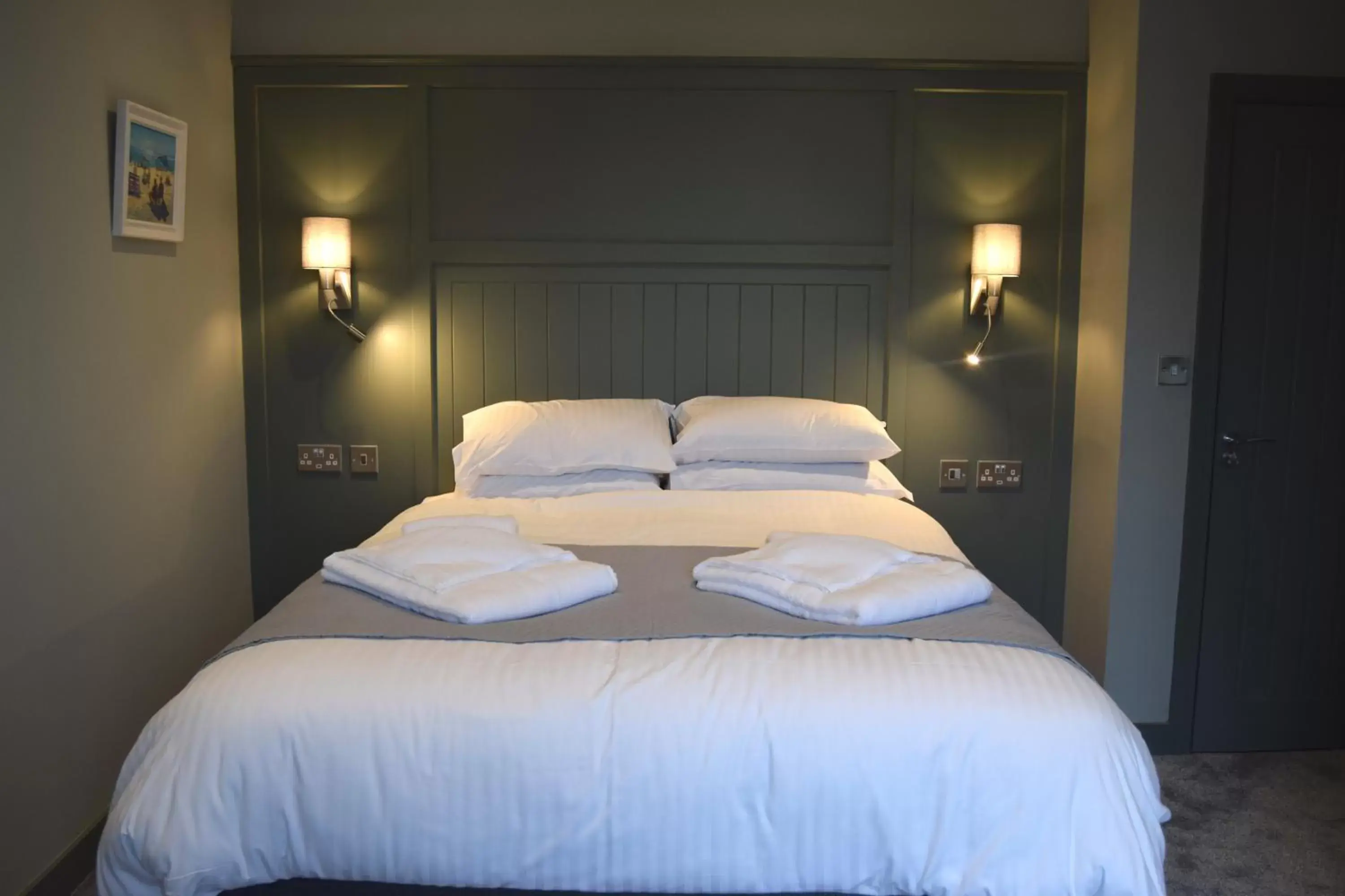 Bedroom, Bed in Crown Inn