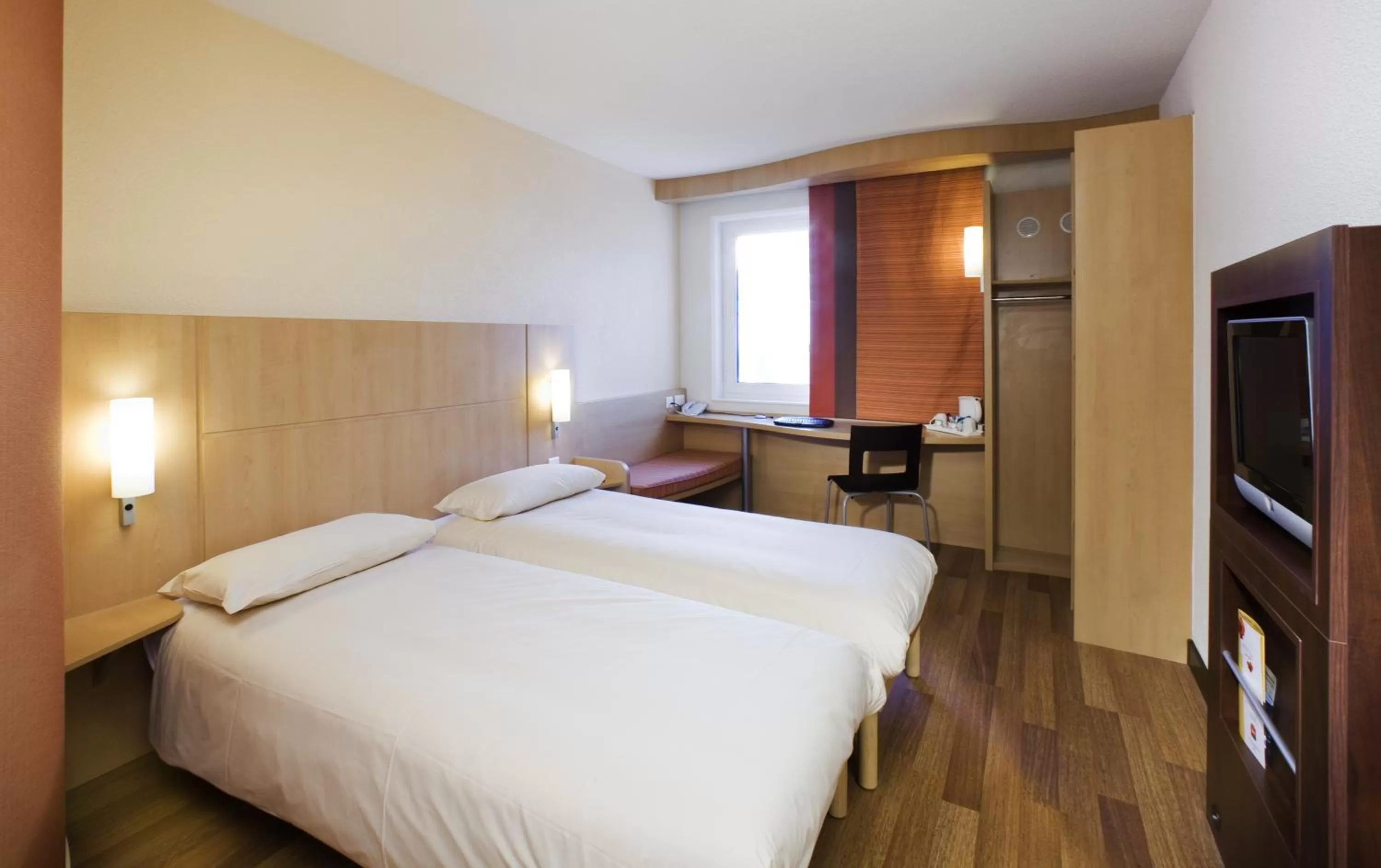 Photo of the whole room, Bed in ibis Bristol Temple Meads