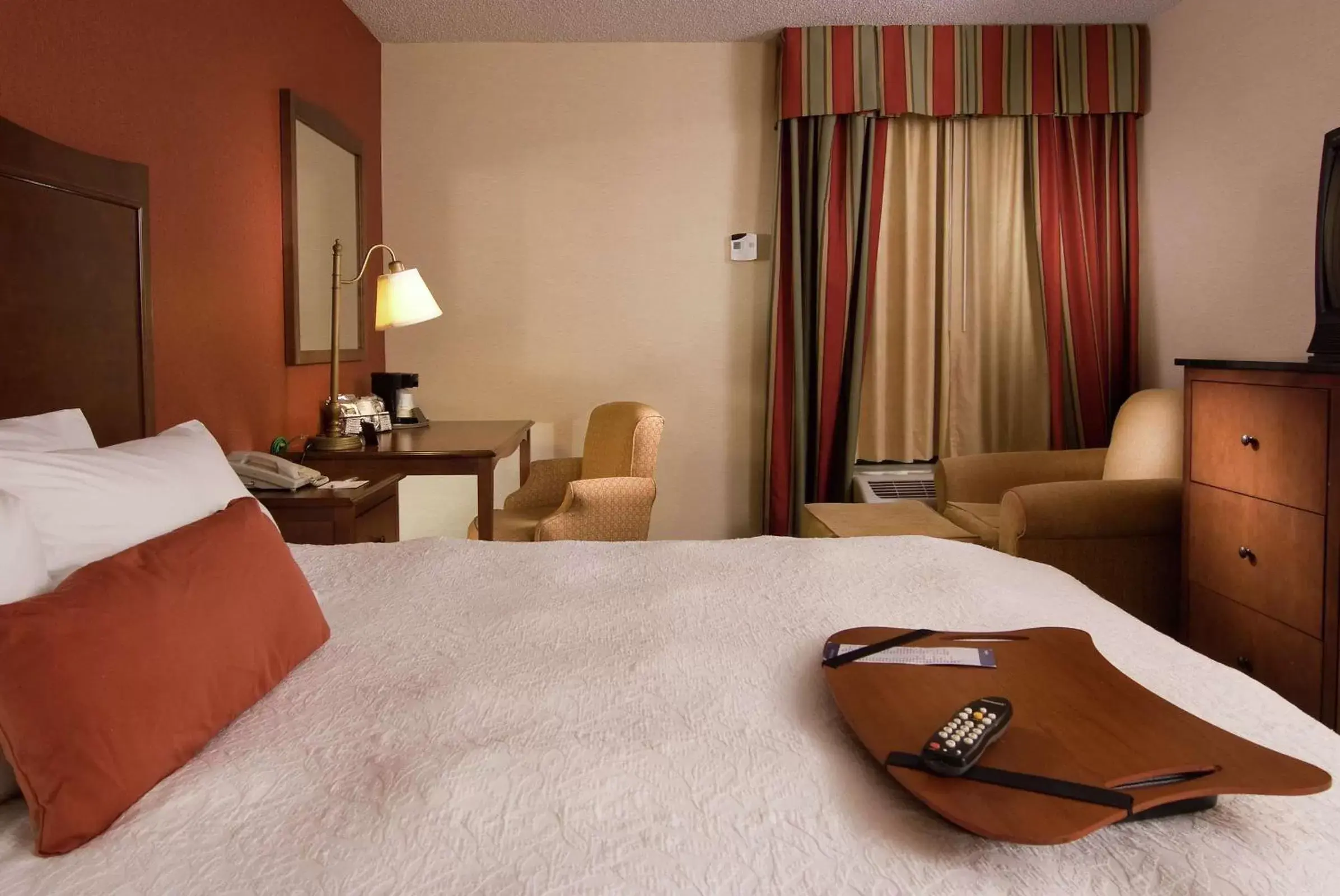Bedroom, Bed in Hampton Inn Atlanta-North Druid Hills