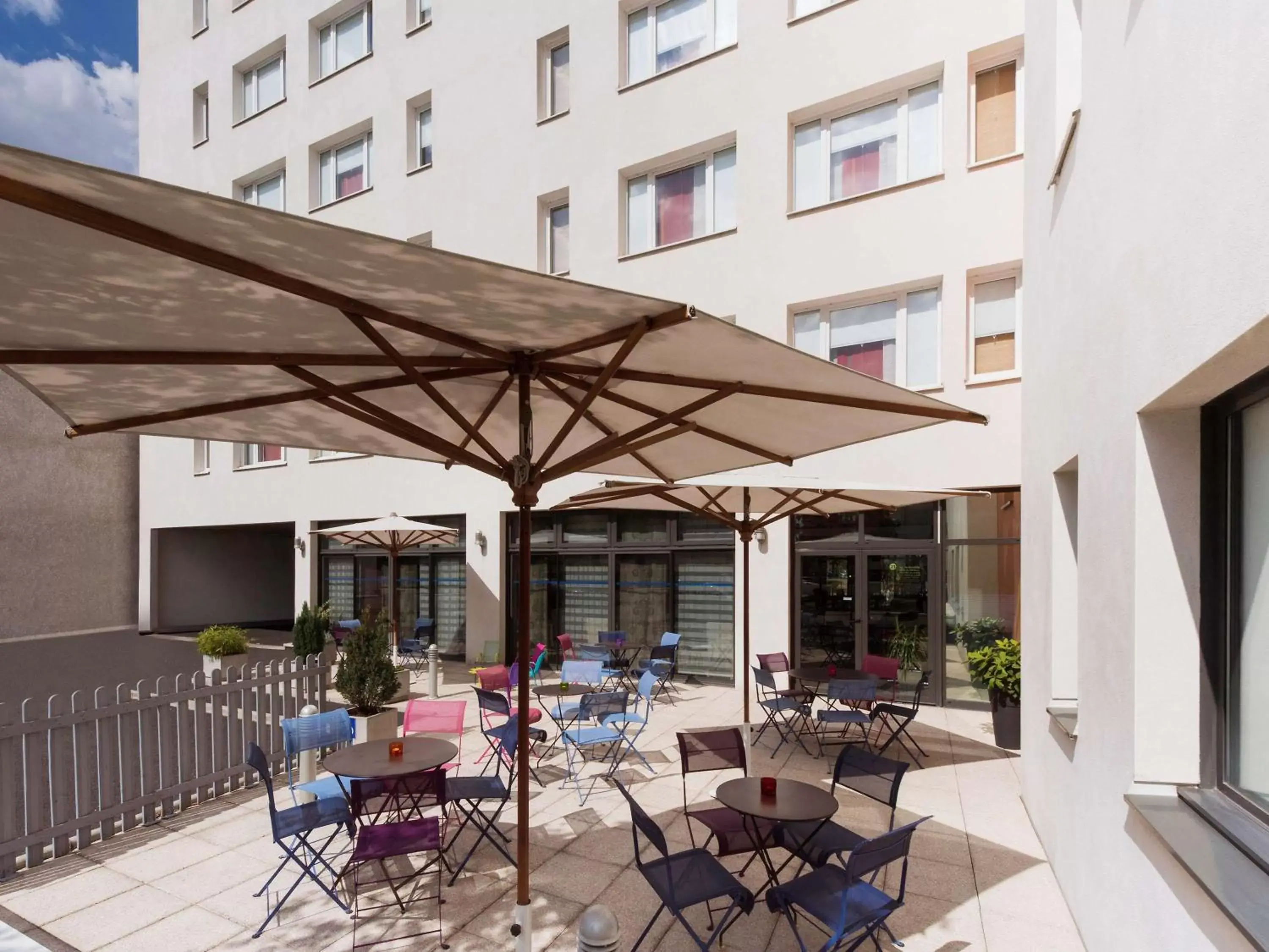 Lounge or bar, Restaurant/Places to Eat in Novotel Suites Clermont Ferrand Polydome