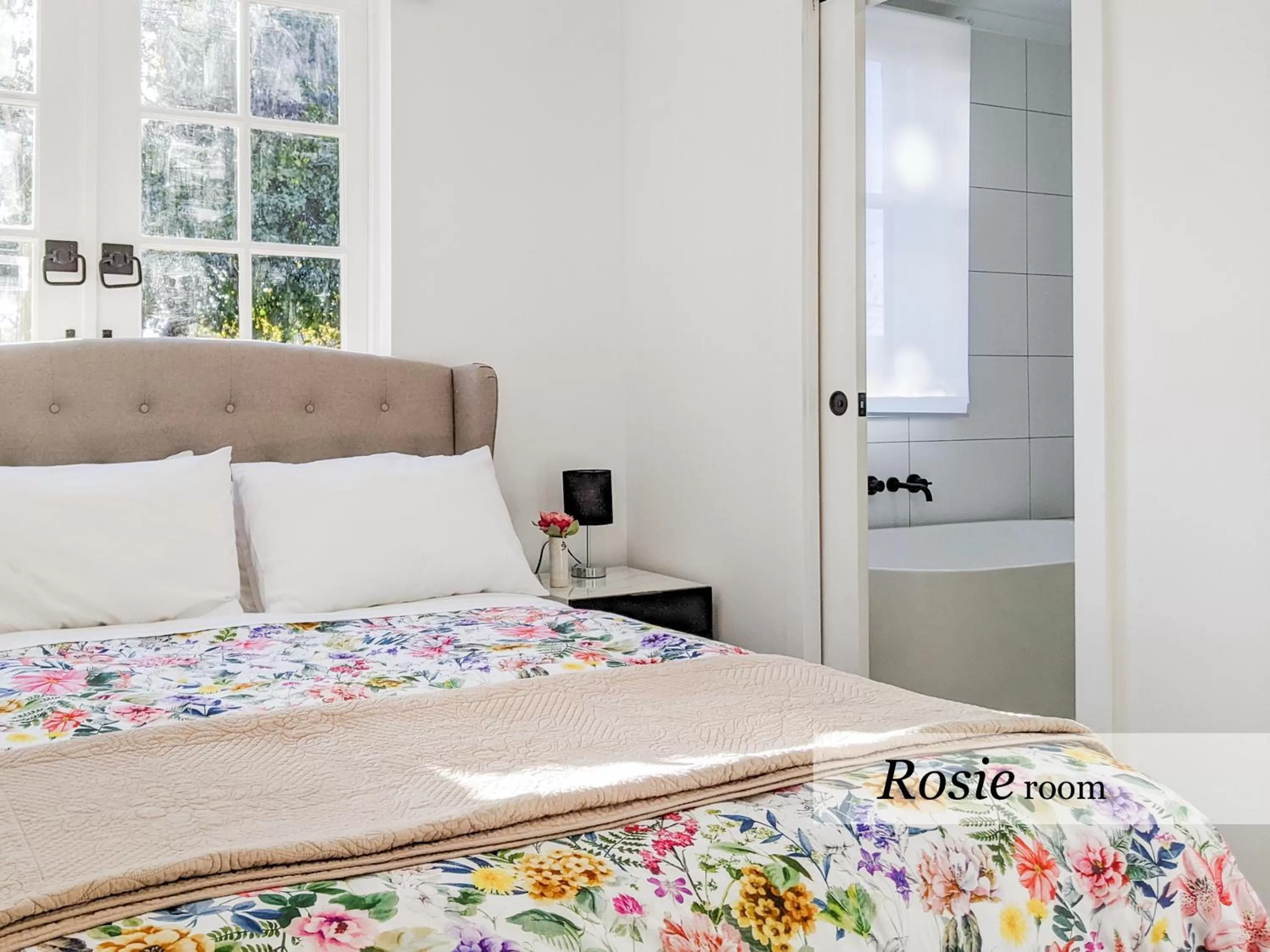 Bed in The Dragonfly Inn