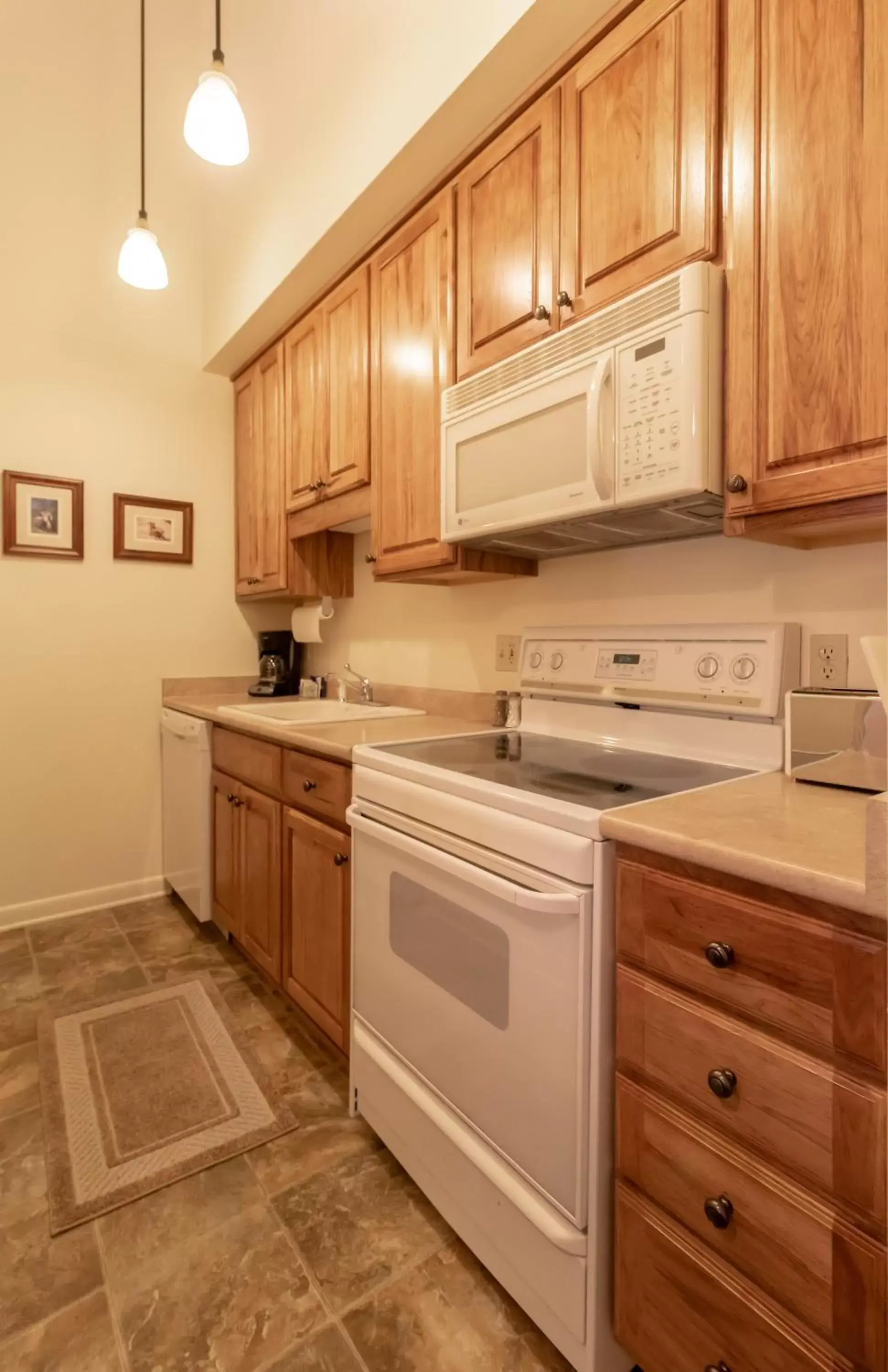 Kitchen/Kitchenette in Wildwood Inn