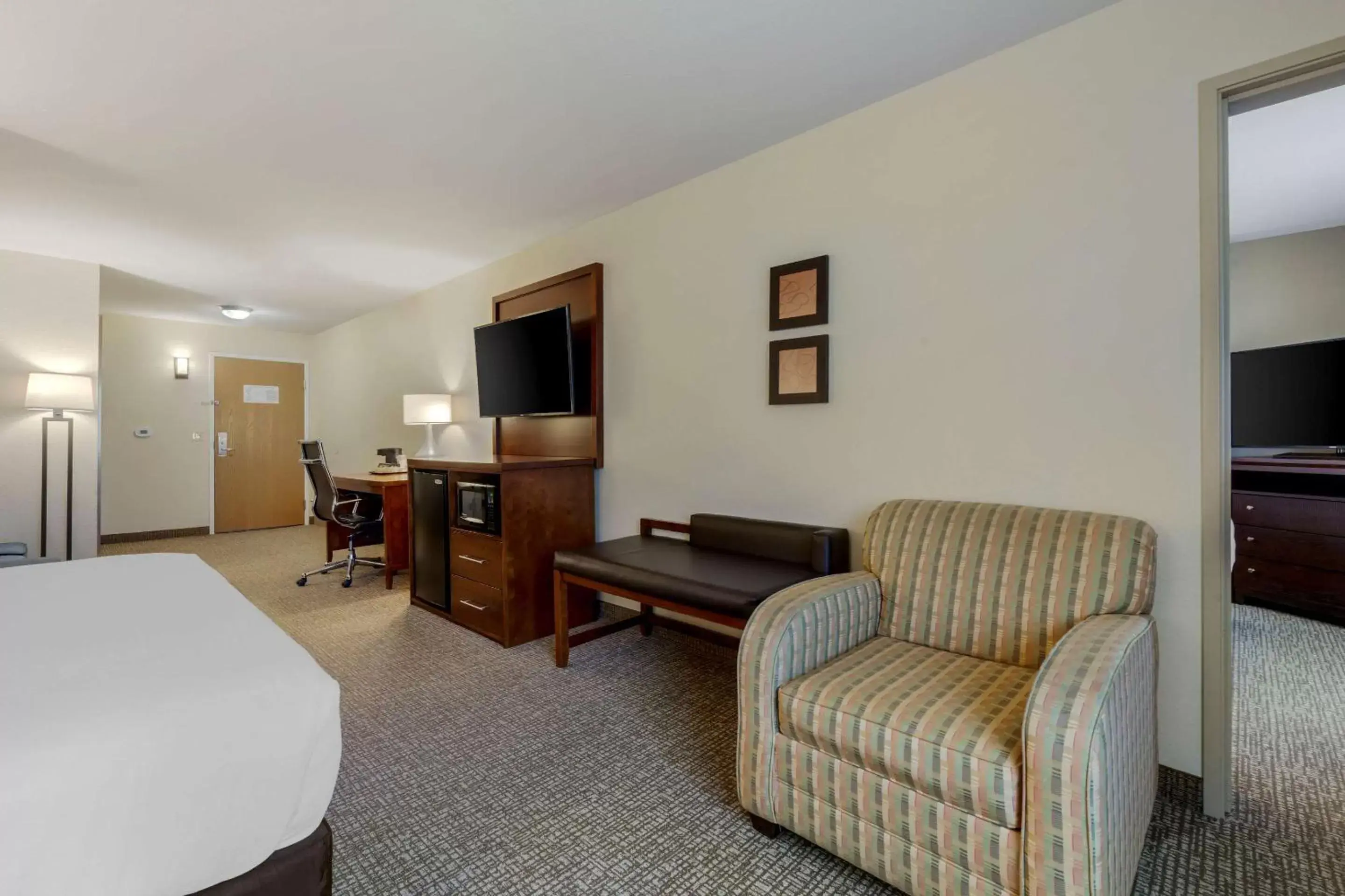 Bedroom, Seating Area in Comfort Suites Johnson Creek Conference