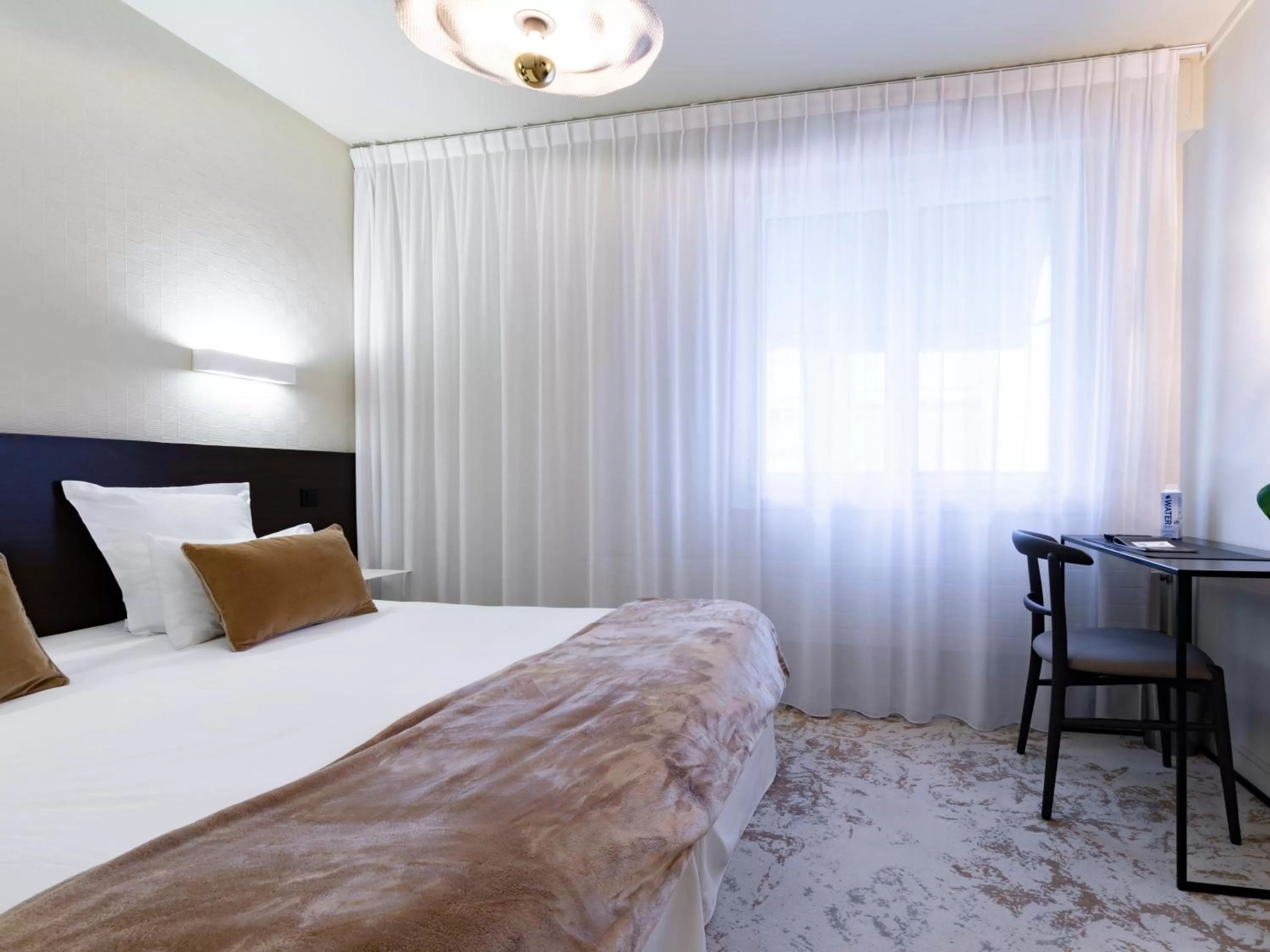 Bedroom, Bed in MOKA Hôtel centre-ville