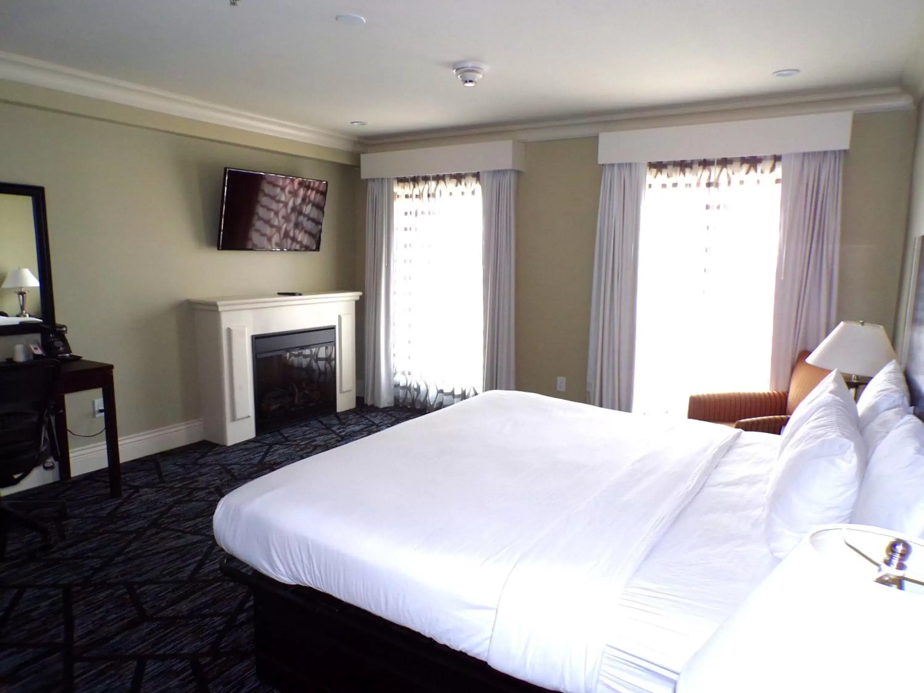 Bed in Niagara Crossing Hotel and Spa Bed in Niagara Crossing Hotel and Spa