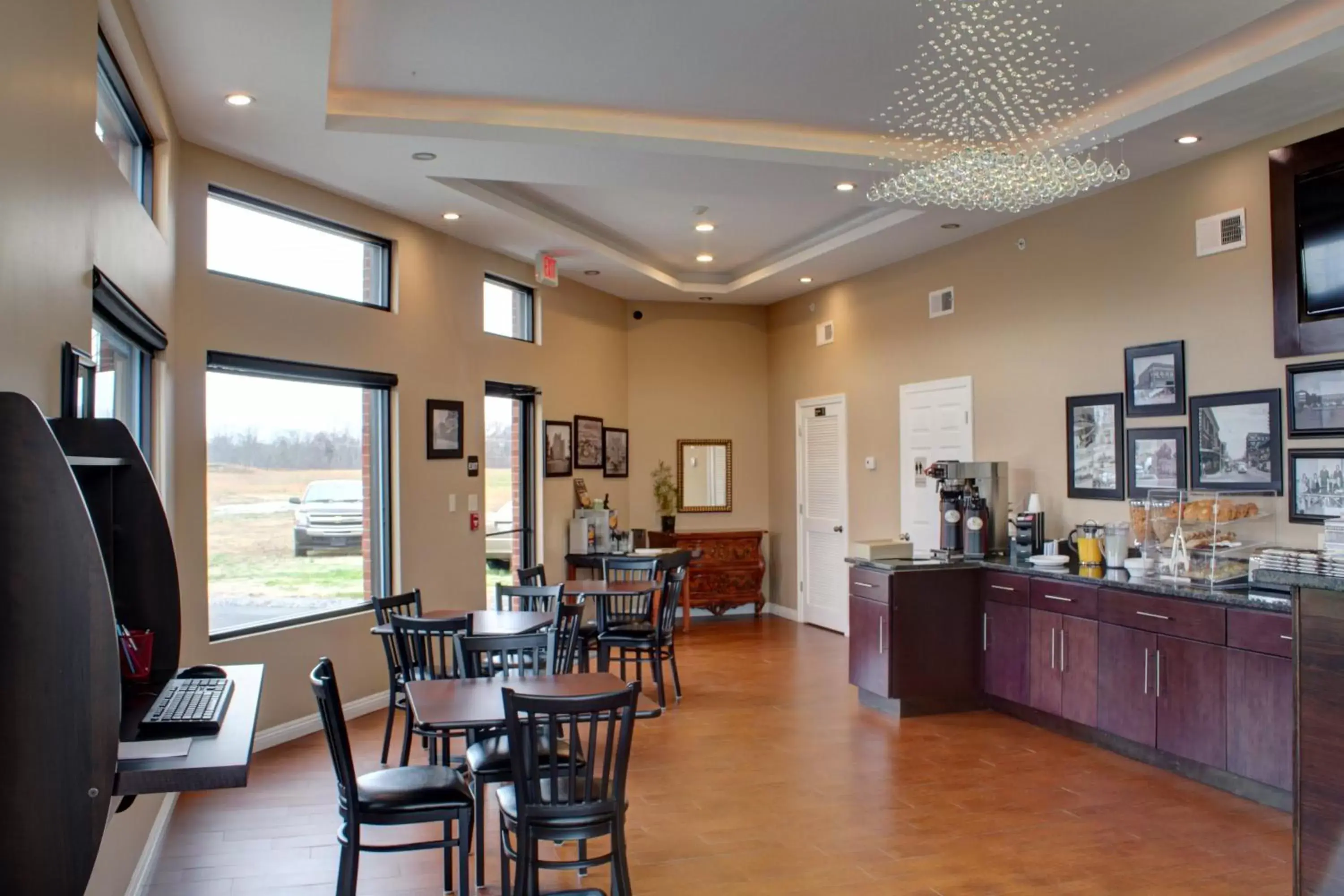 Restaurant/Places to Eat in Luxbury Inn & Suites