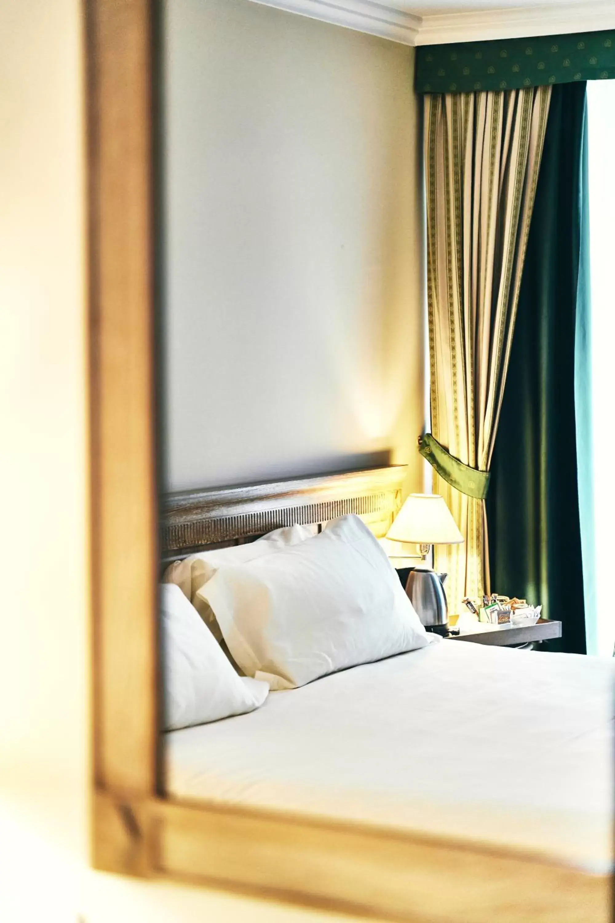 Bedroom, Bed in Ambassador Palace Hotel