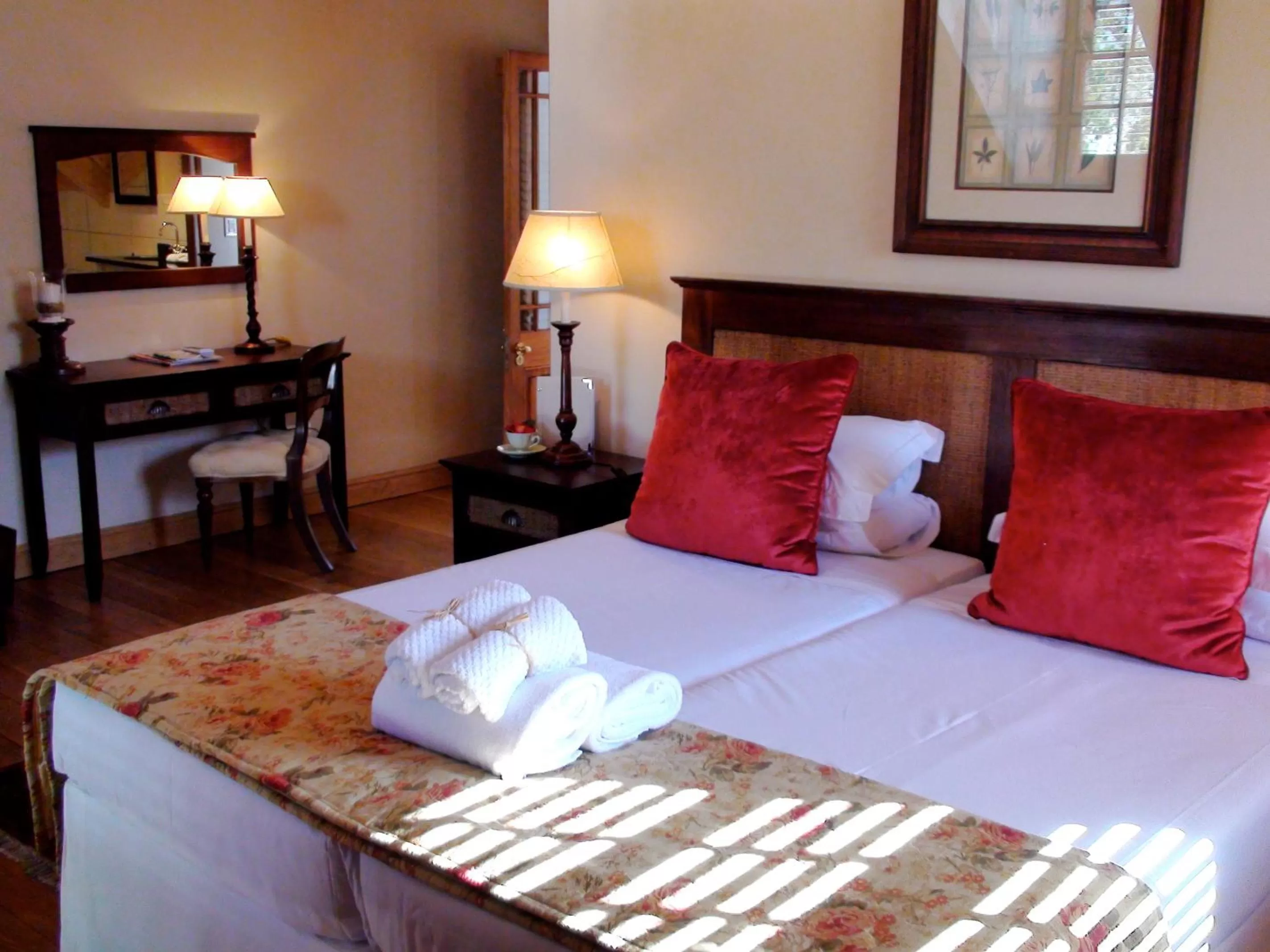 Bedroom, Bed in De Hoek Manor