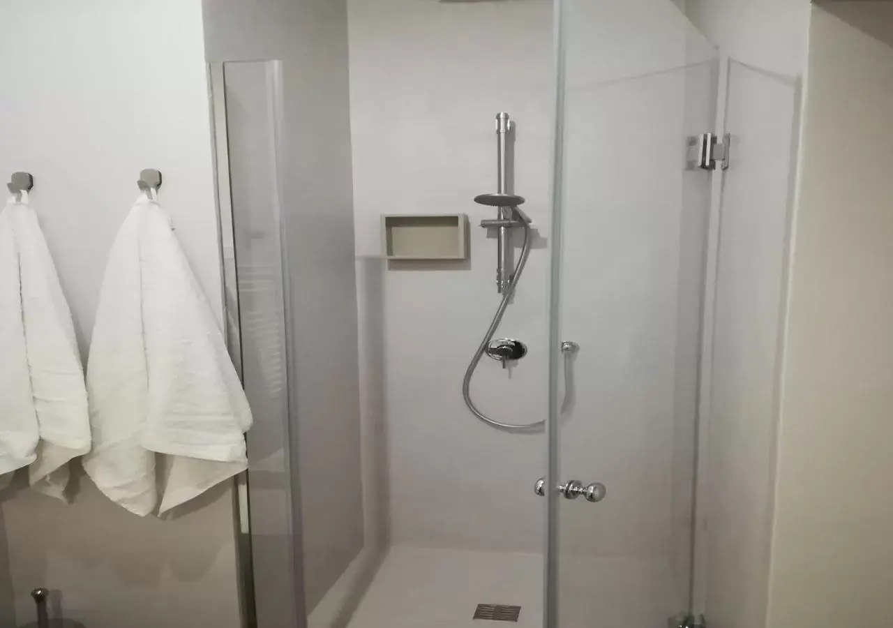 Shower, Bathroom in Persiane al Cassaro