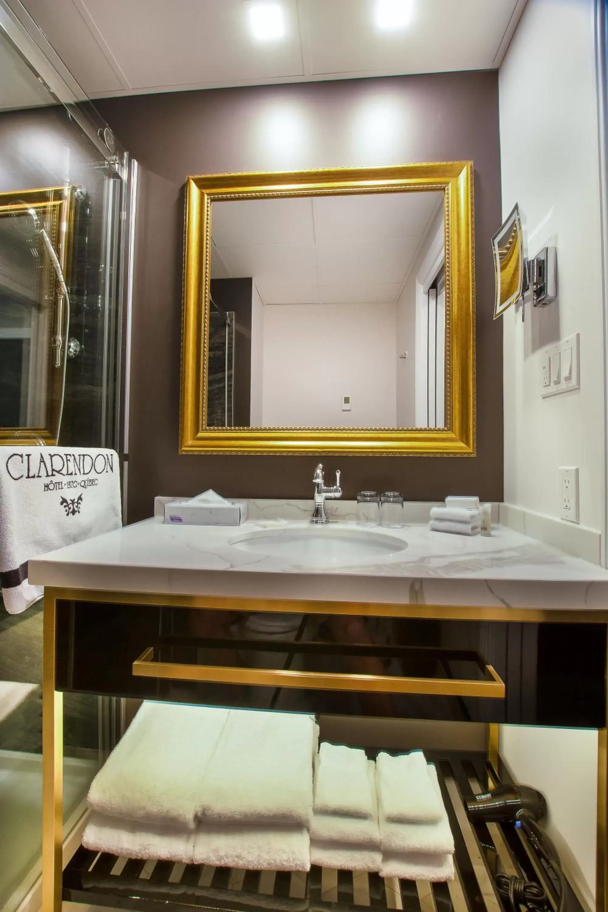 Bed in Hotel Clarendon Bed in Hotel Clarendon