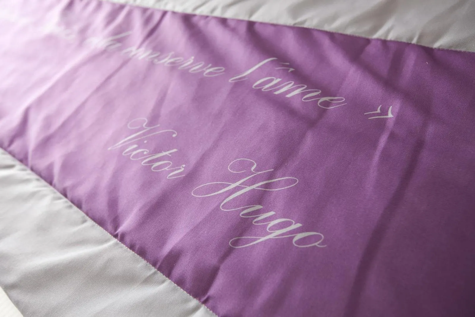 Decorative detail, Bed in Saphir Grenelle