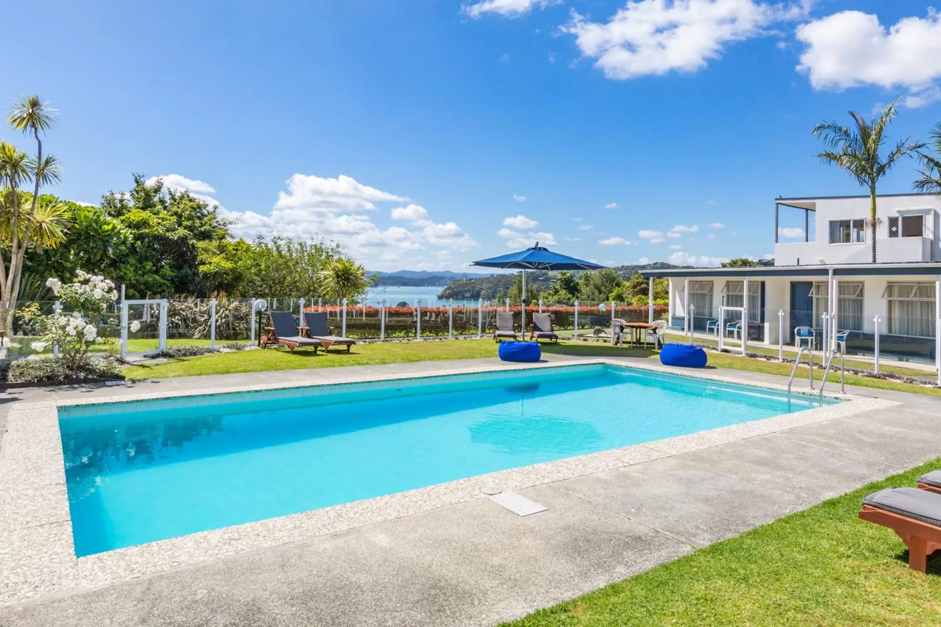 BBQ facilities, Swimming Pool in Aloha Seaview Resort Motel