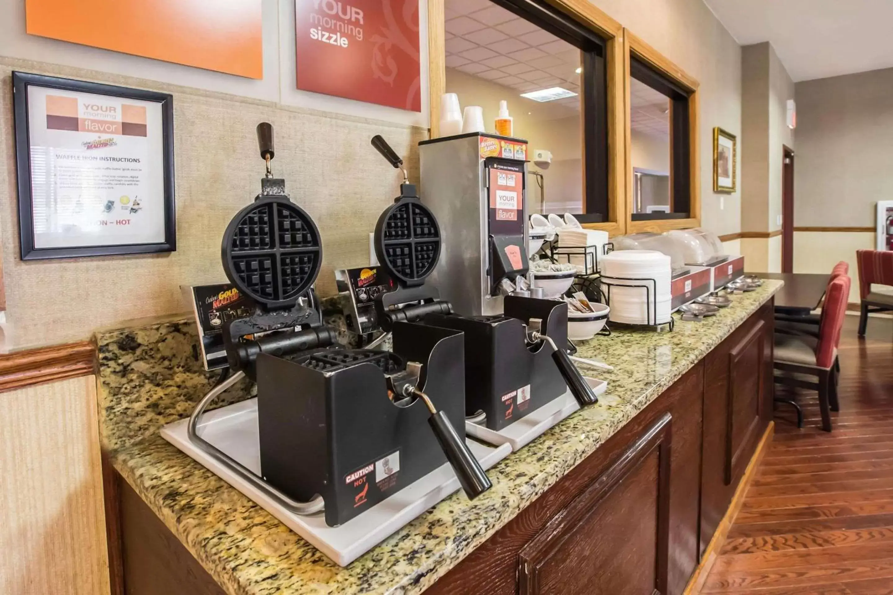 Restaurant/places to eat, Kitchen/Kitchenette in Comfort Inn Crystal Lake - Algonquin