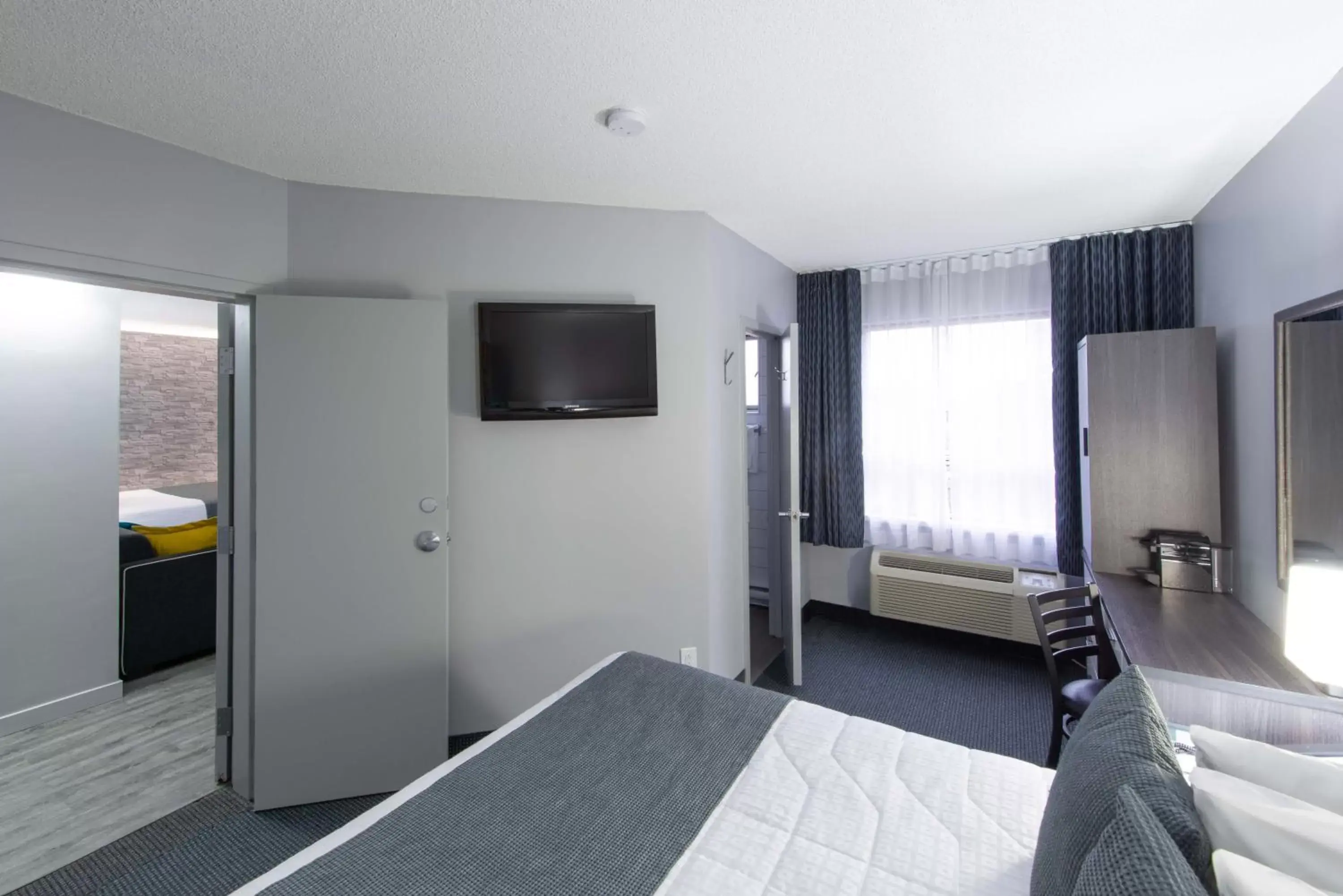 Photo of the whole room, TV/Entertainment Center in Travelodge by Wyndham Montreal Centre