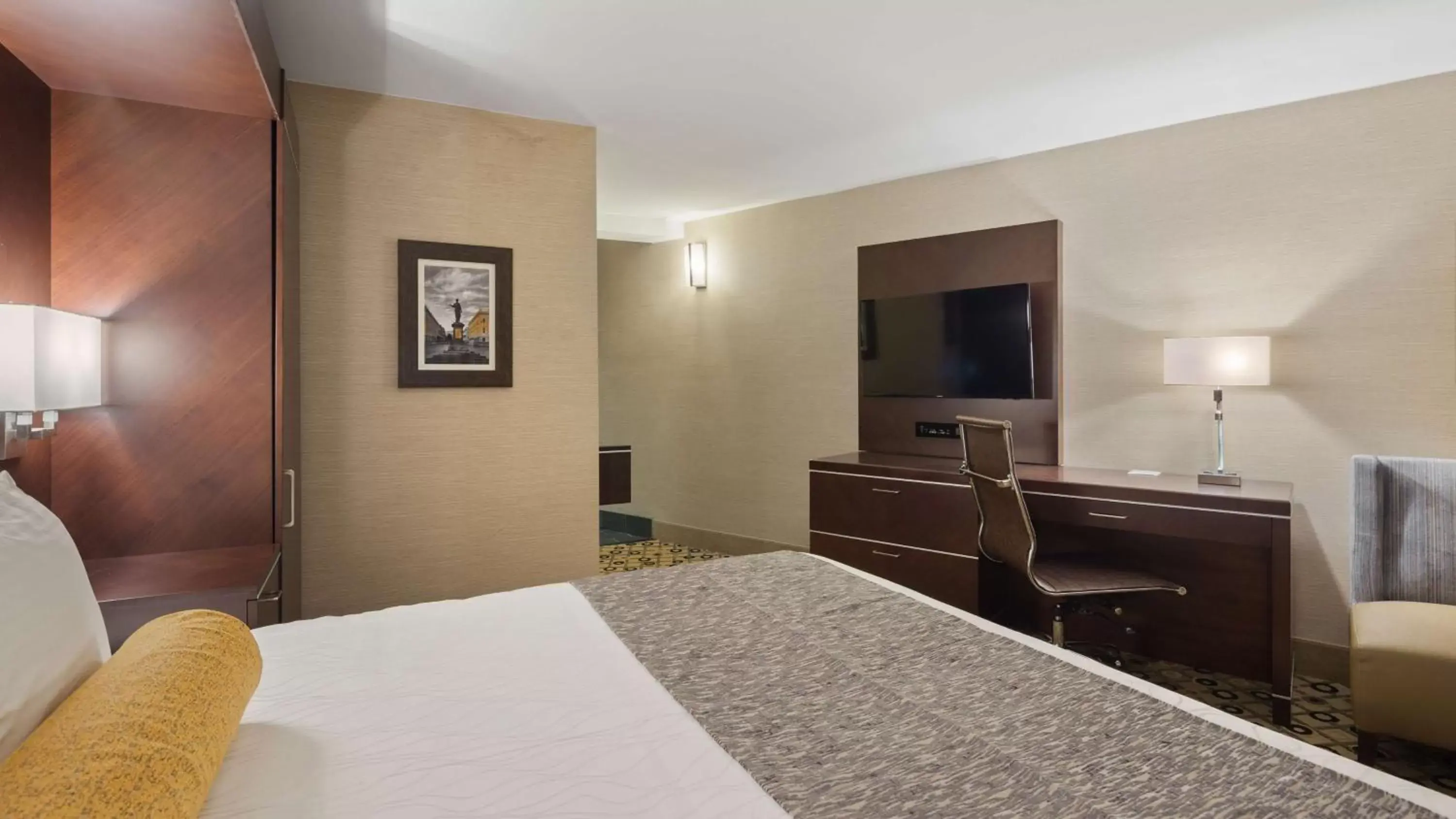 Photo of the whole room, Bed in Radisson Hotel Southfield-Detroit