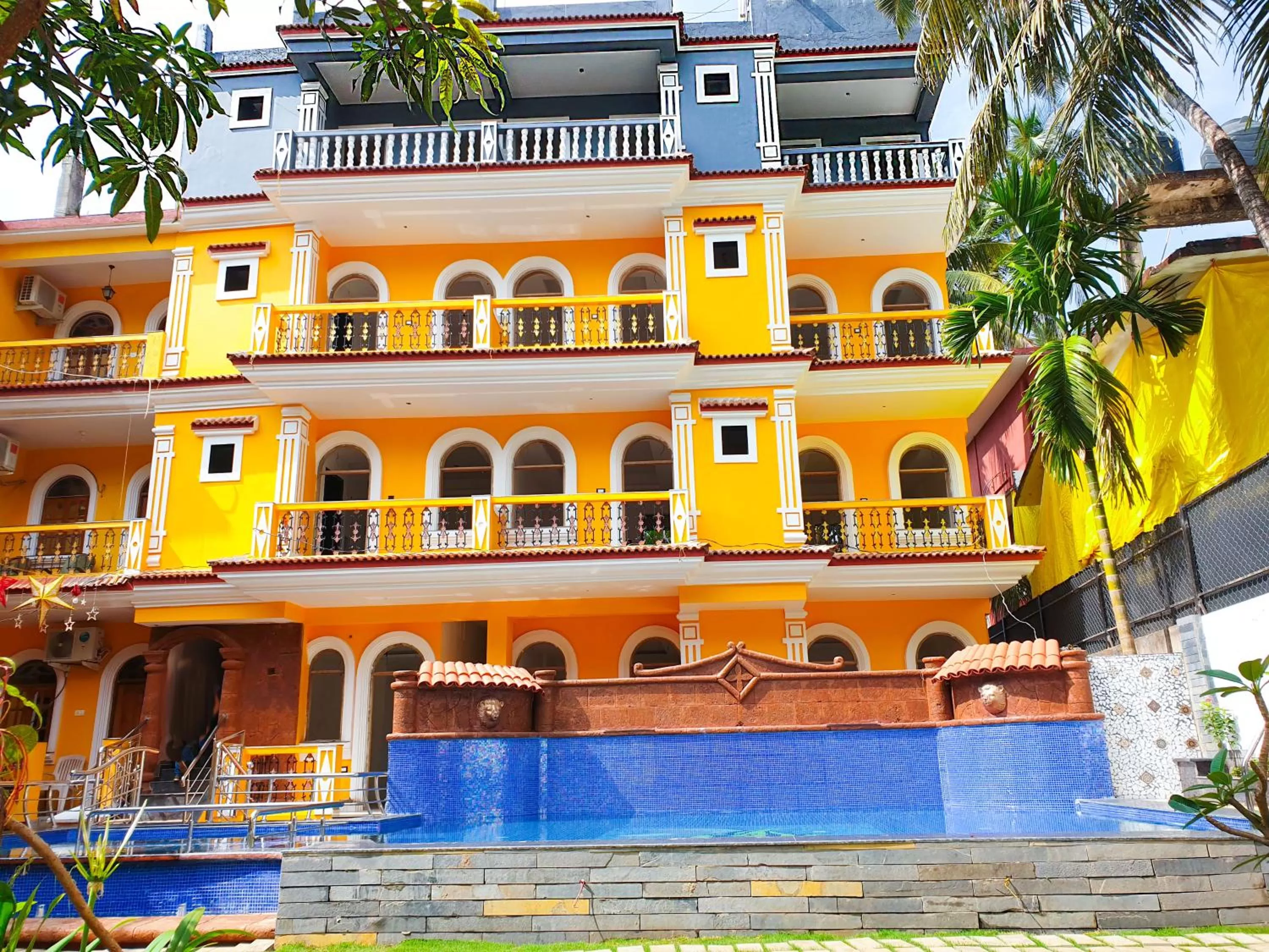 Property building in Casa Salvador