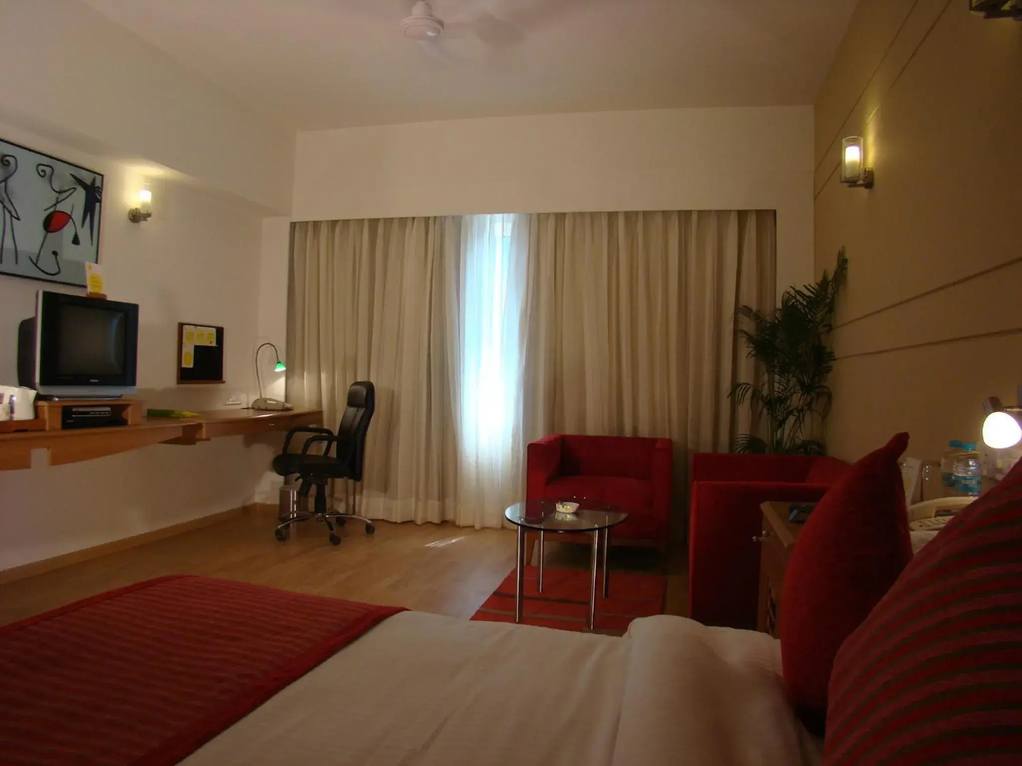 Bedroom, TV/Entertainment Center in Lemon Tree Hotel Chennai