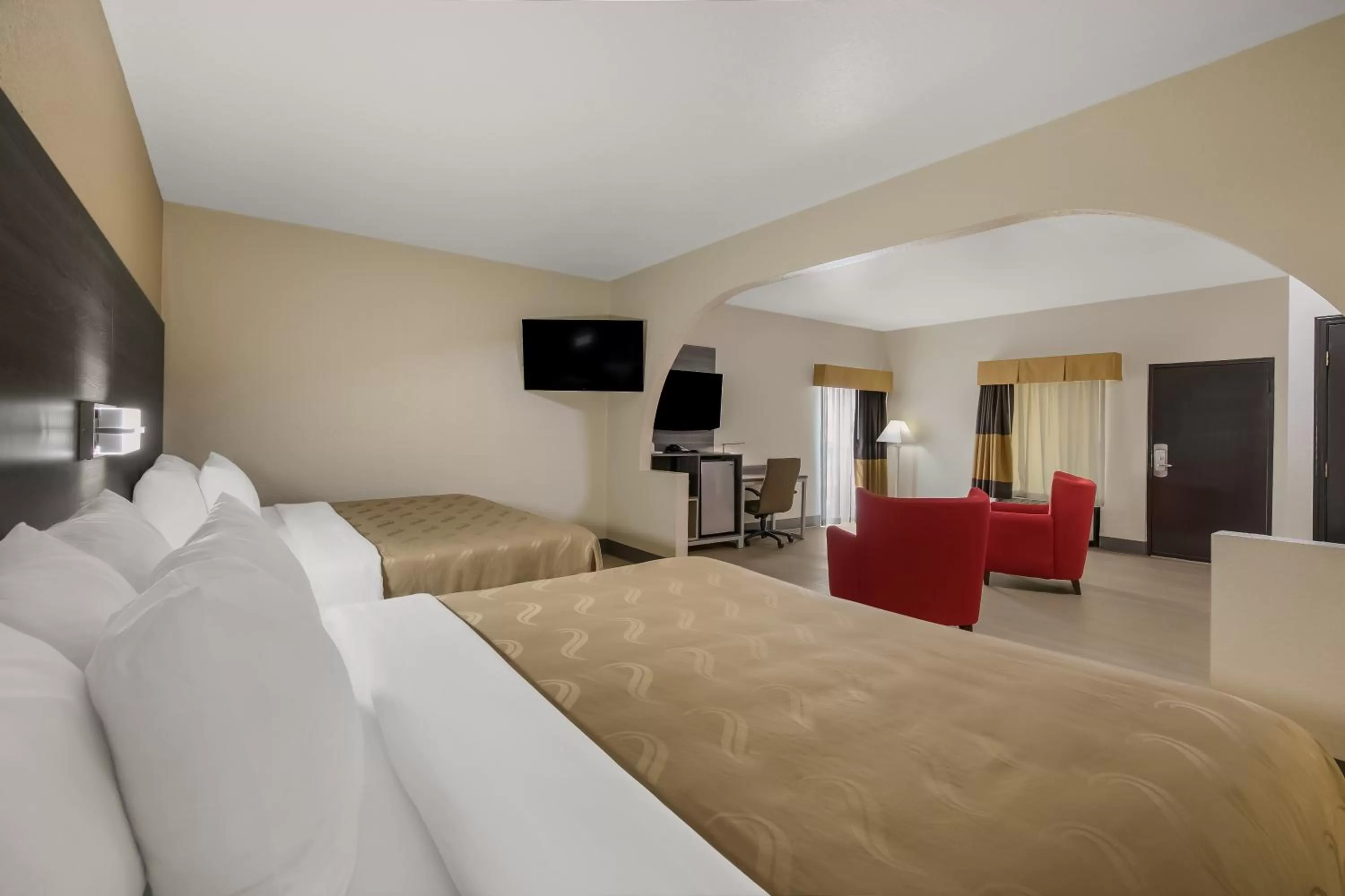 Communal lounge/ TV room, Bed in Quality Inn Commerce at I-85