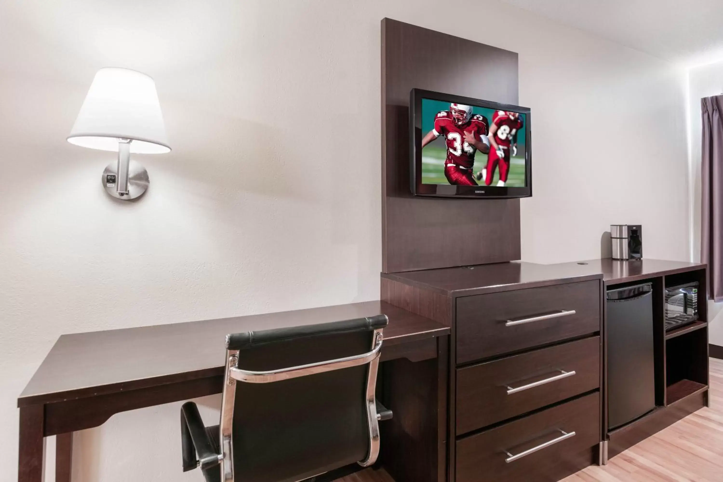 Photo of the whole room, TV/Entertainment Center in Red Roof Inn Richmond, KY