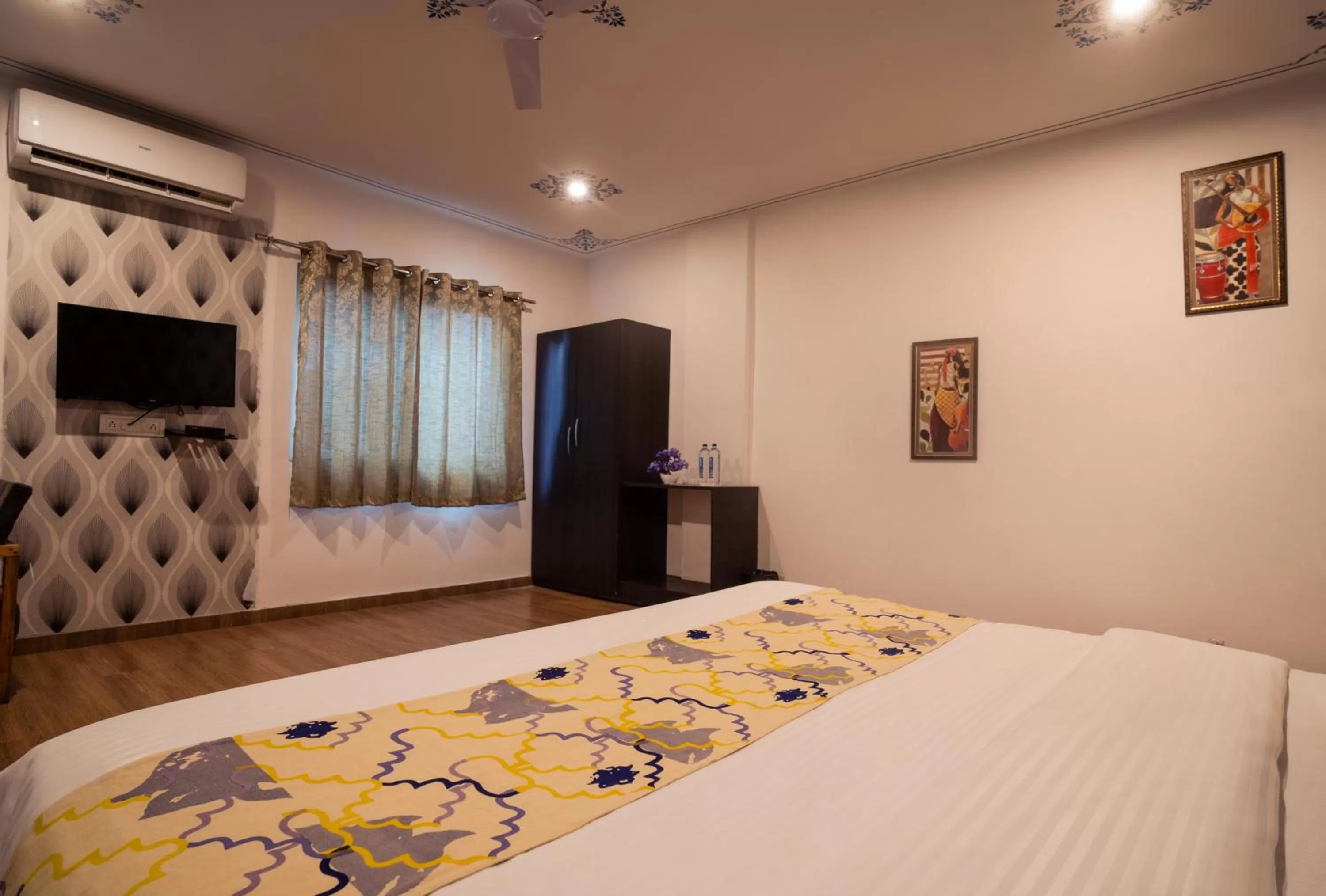 TV and multimedia, Bed in Tripli Hotels Arunoday Palace