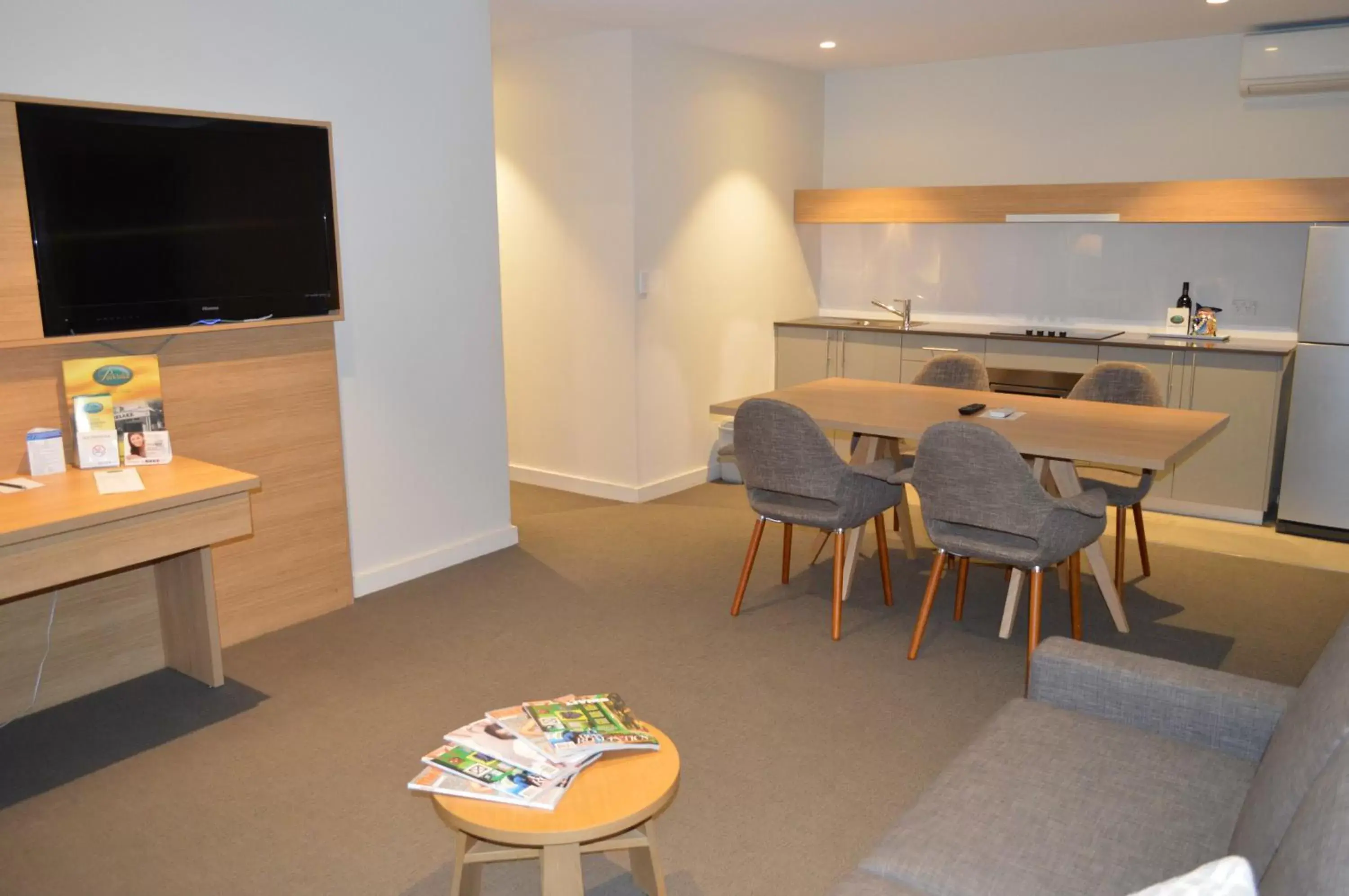 TV and multimedia, TV/Entertainment Center in Quality Hotel Parklake Shepparton