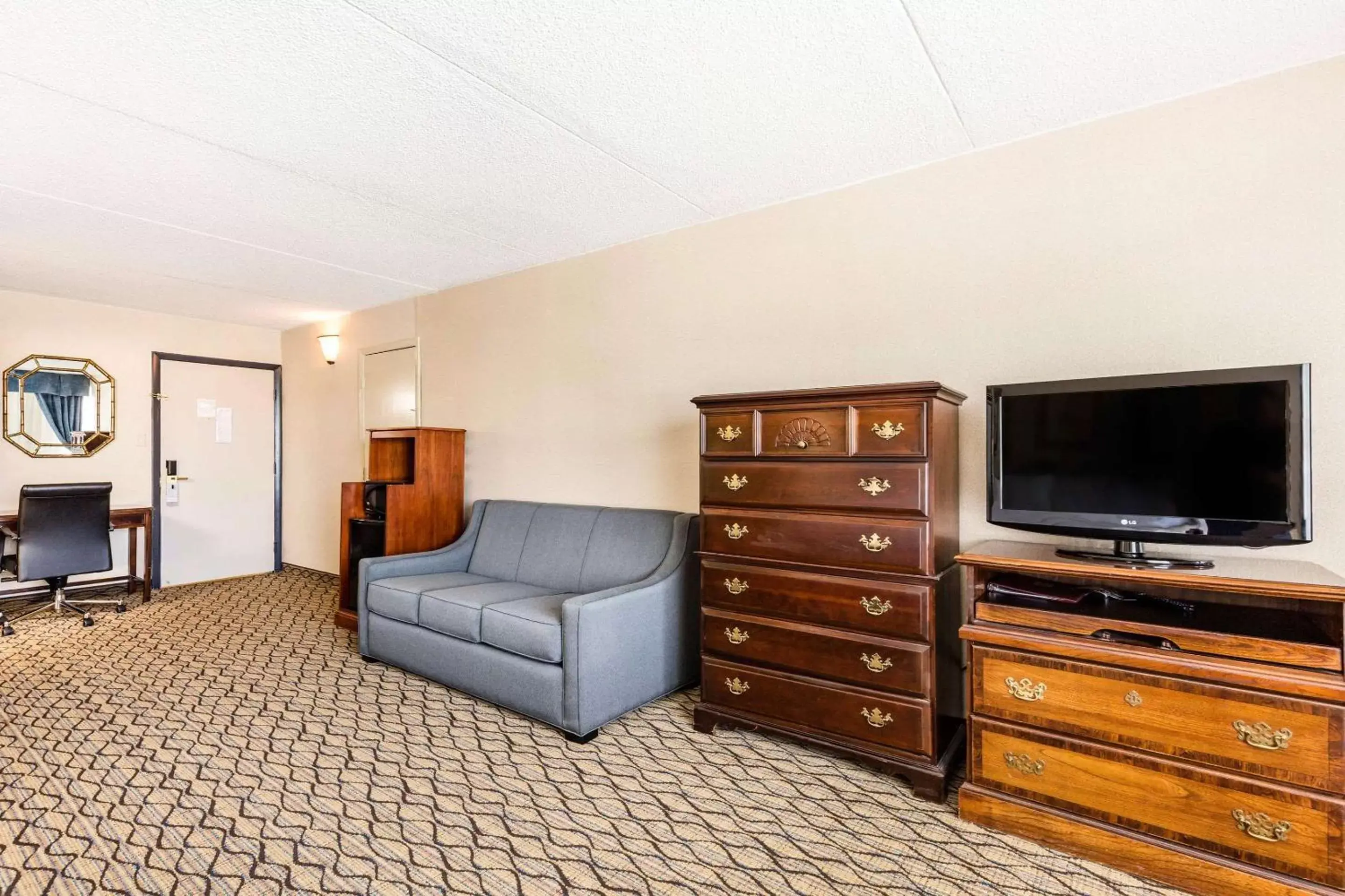 Photo of the whole room, TV/Entertainment Center in Clarion Hotel Williamsburg I-64