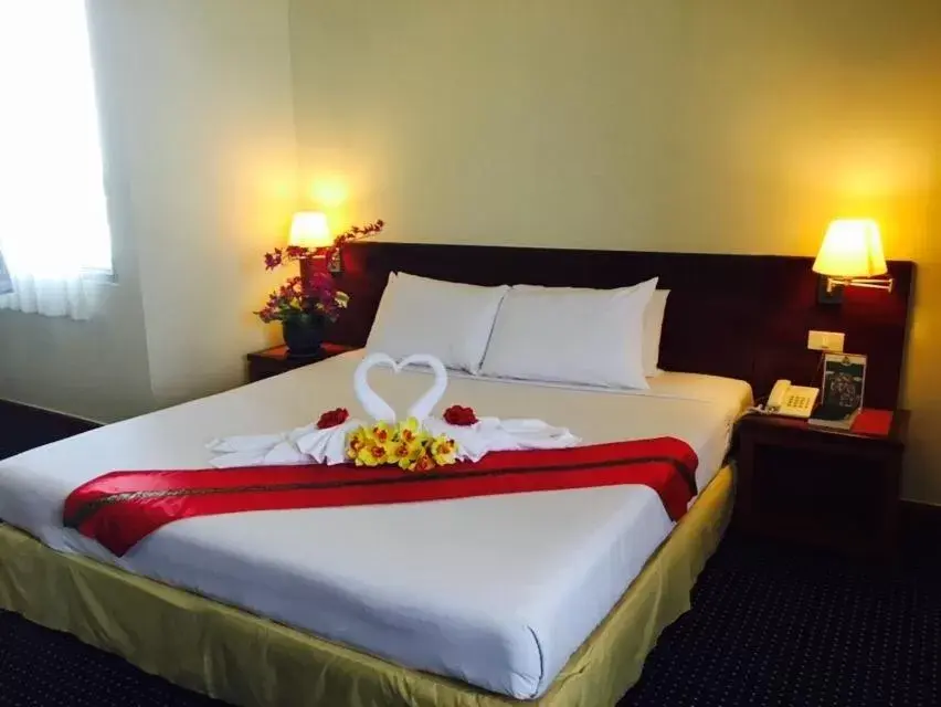 Photo of the whole room, Bed in Hatyai Golden Crown Hotel