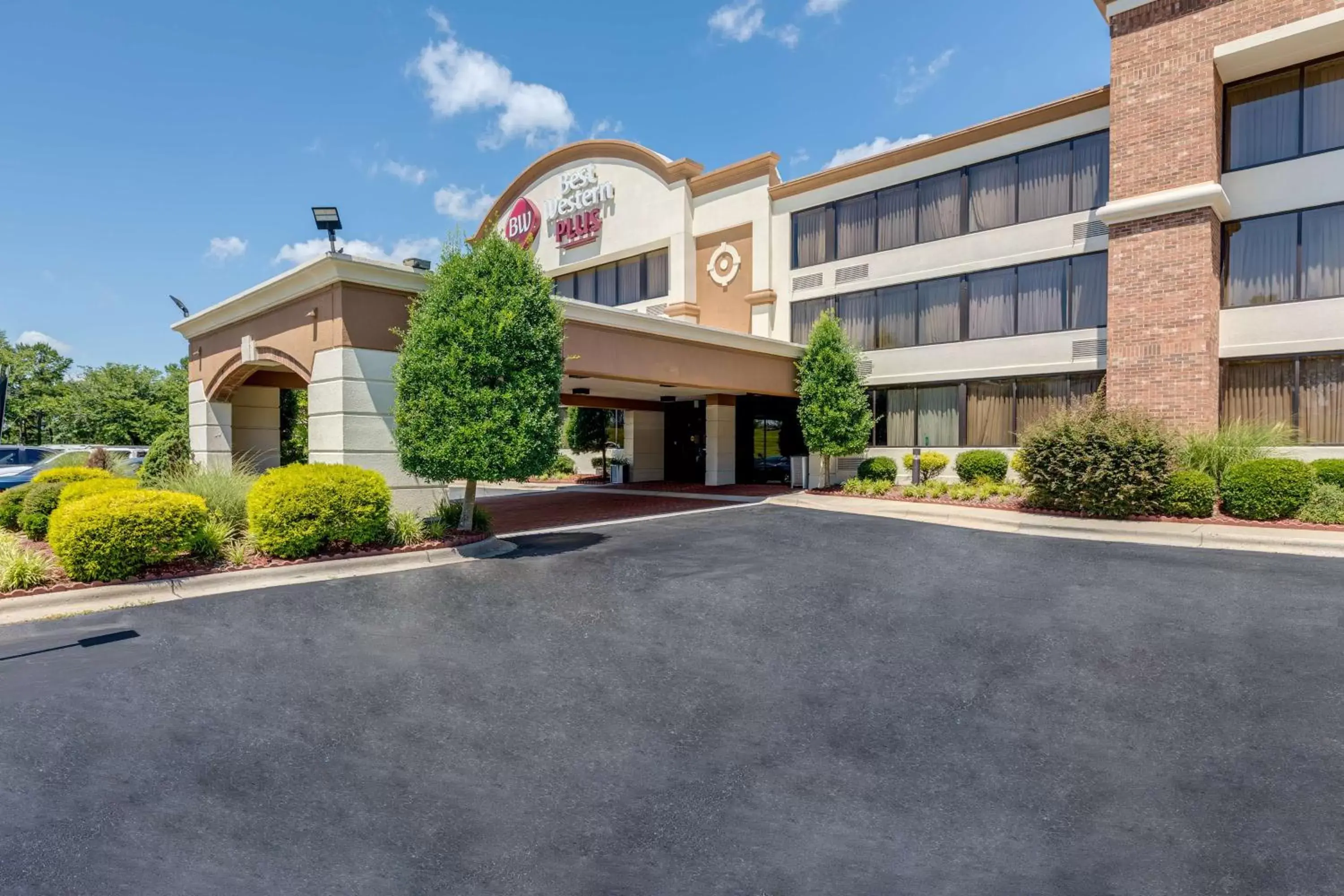 Property Building in Best Western Plus Charlotte Matthews Hotel