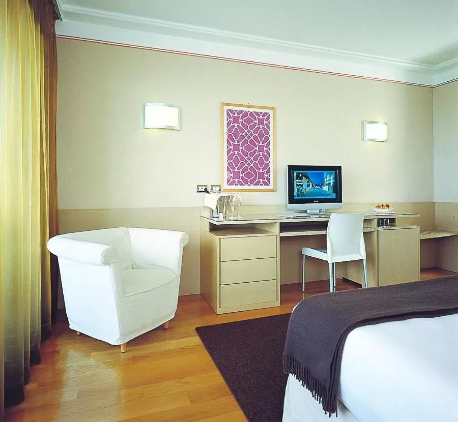 TV and multimedia, TV/Entertainment Center in Hotel Acquaviva Del Garda