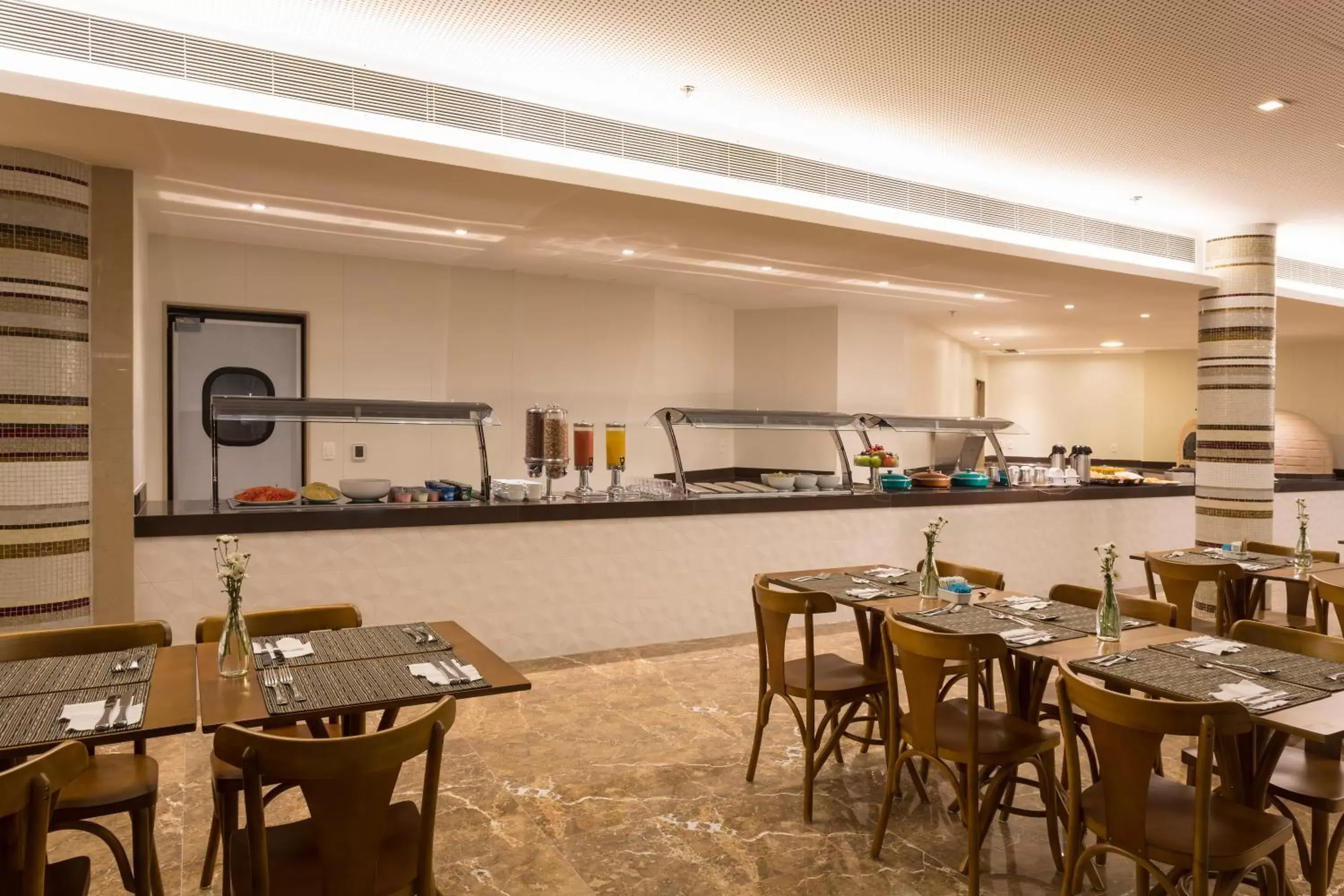 Restaurant/Places to Eat in Sleep Inn Praia do Canto