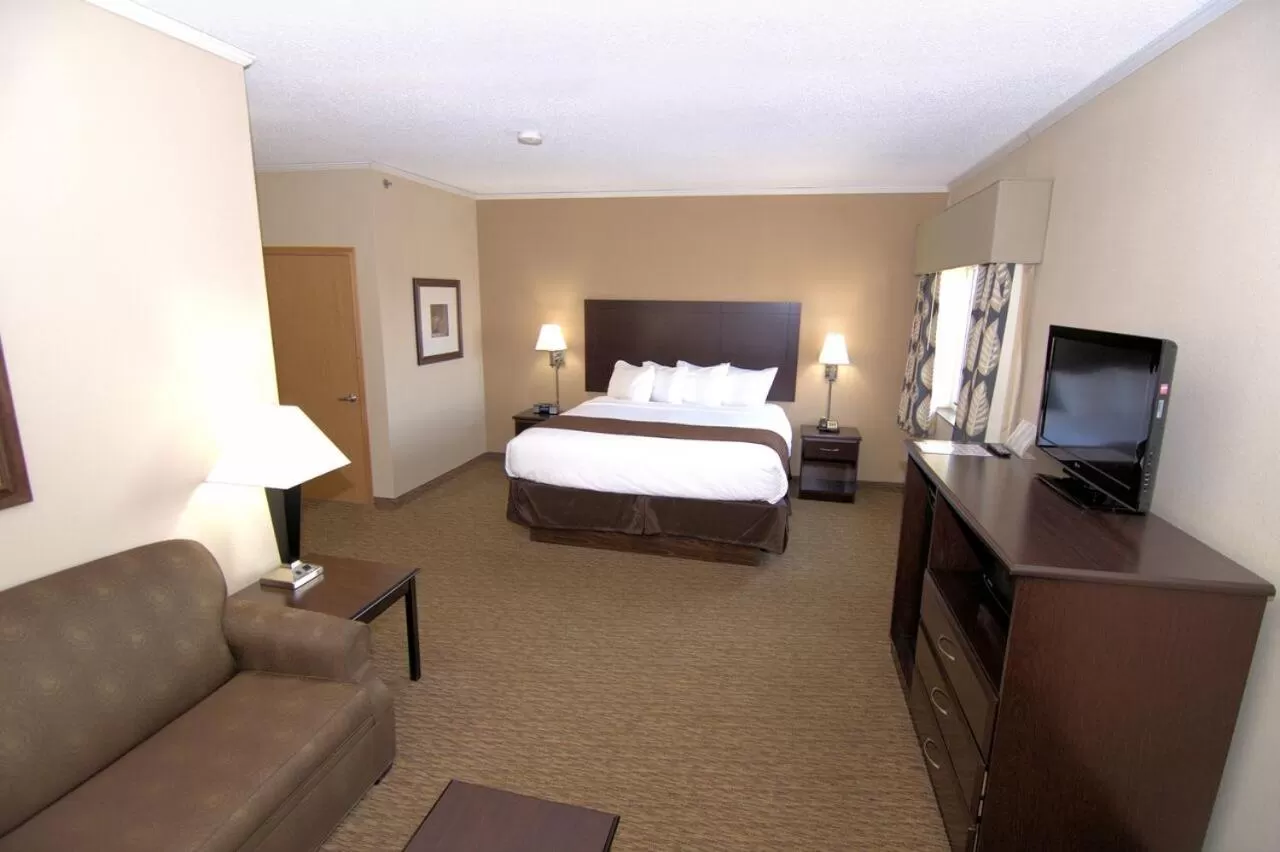 Bed in Rock Island Inn & Suites