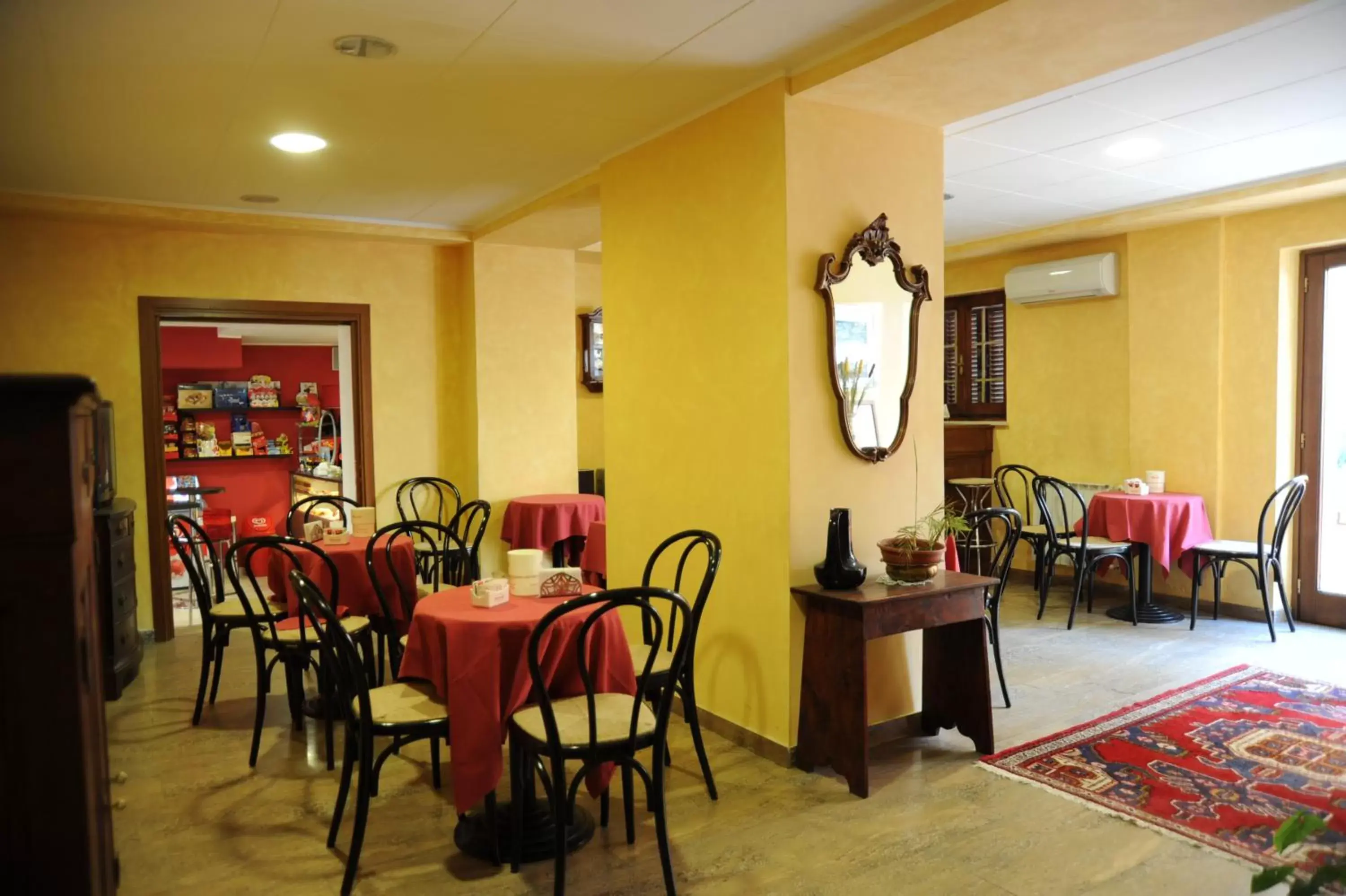 Lounge or bar, Restaurant/Places to Eat in Hotel Valentini Inn