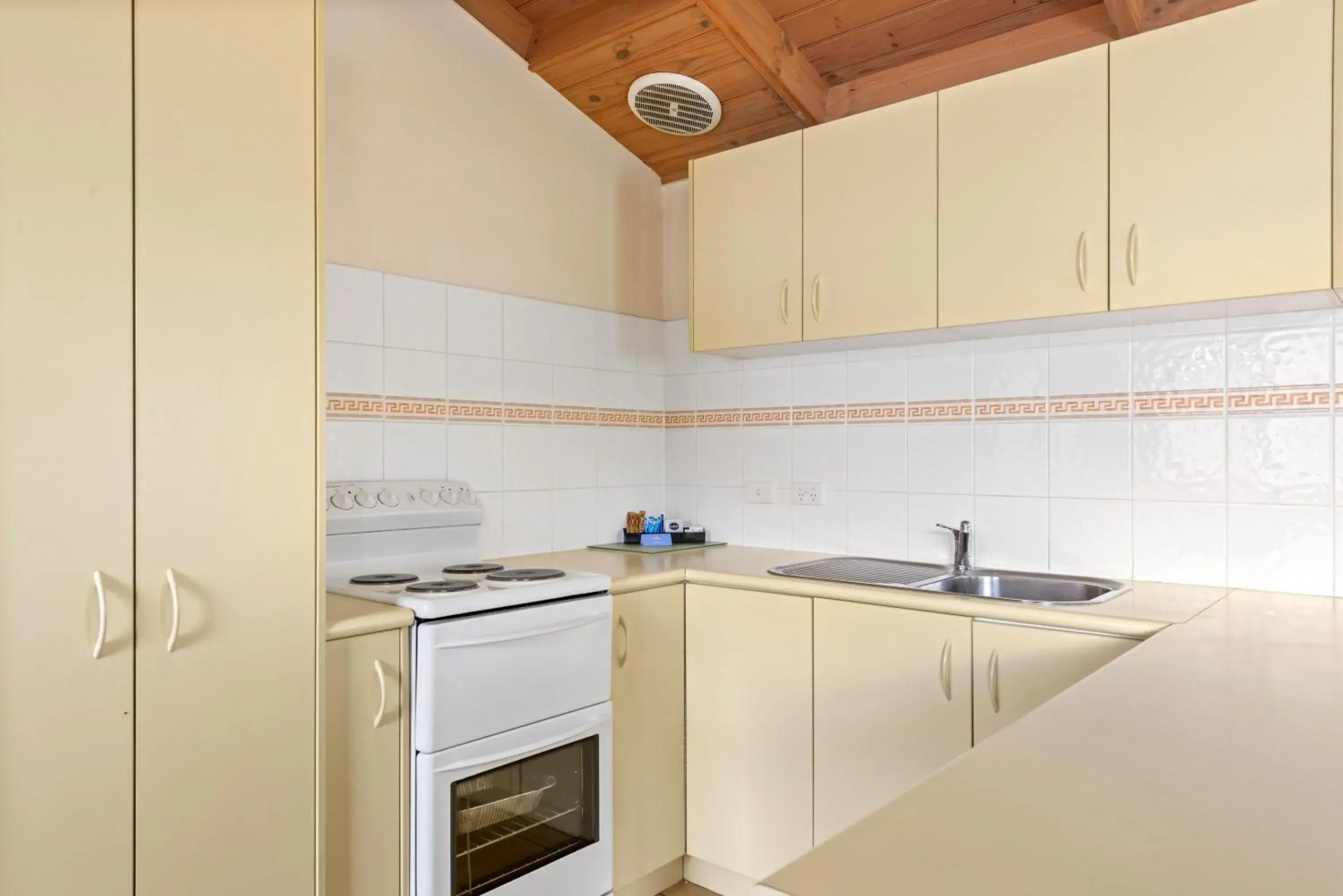 Bathroom, Kitchen/Kitchenette in Discovery Parks - Melbourne