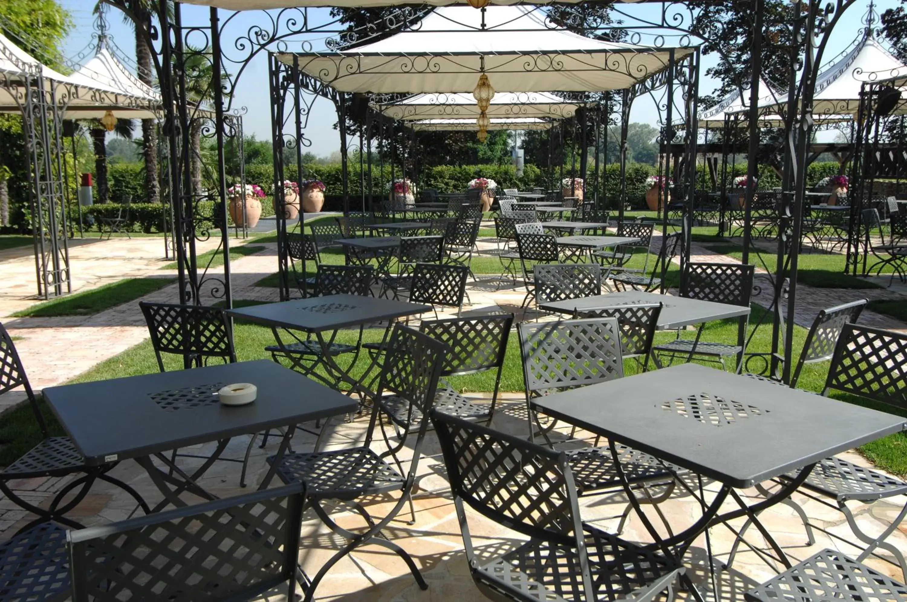 Garden, Restaurant/Places to Eat in Royal Garden