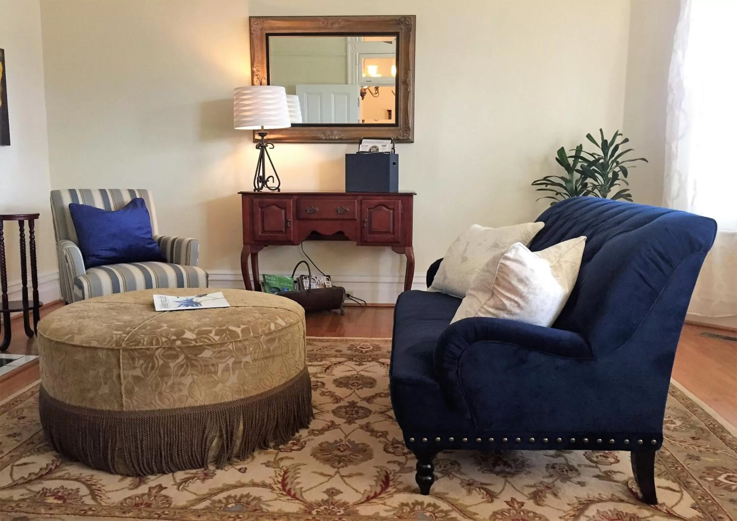 Communal lounge/ TV room in Oak Hill On Love Lane Bed and Breakfast Inn