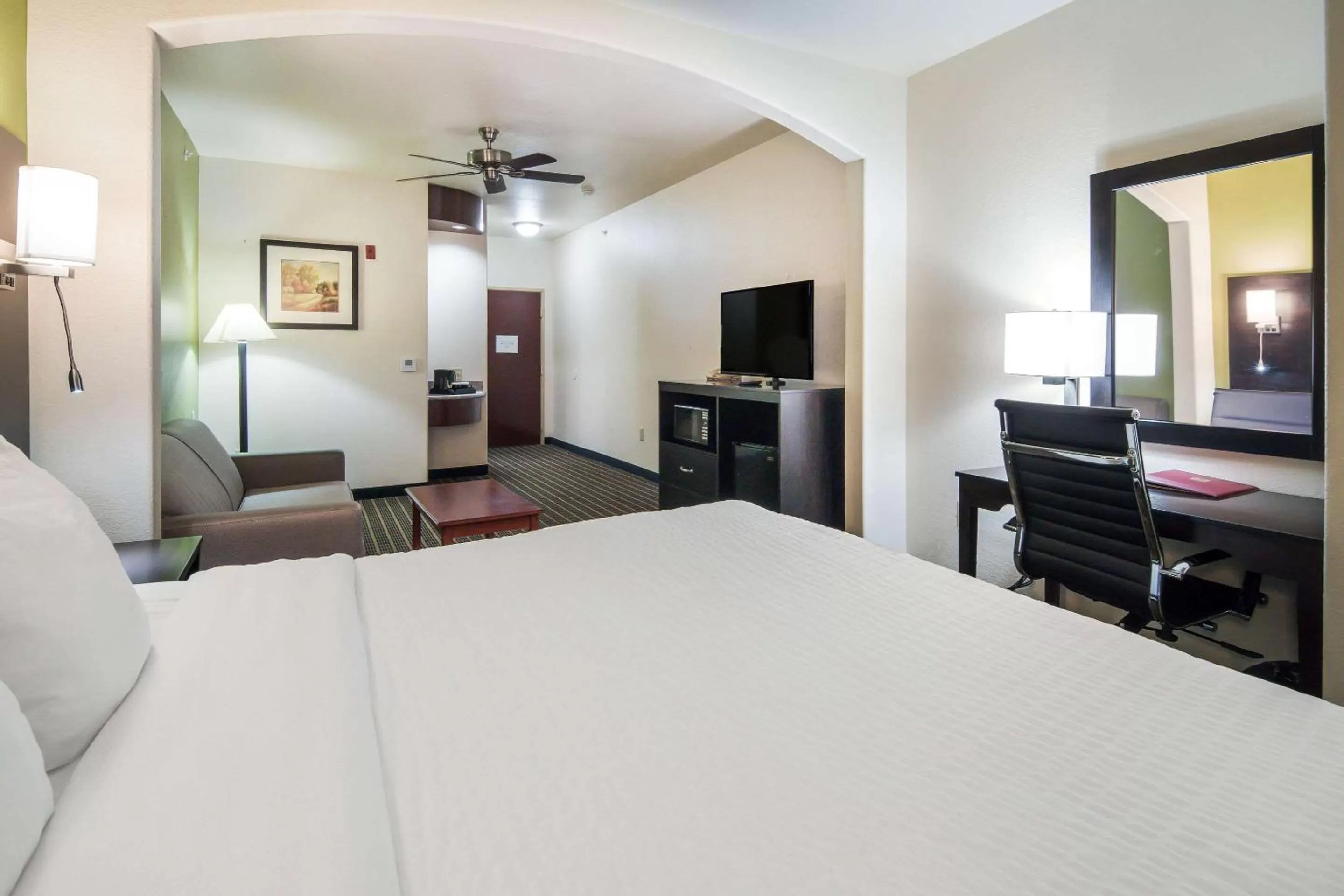 Photo of the whole room, Bed in Clarion Inn & Suites Weatherford South