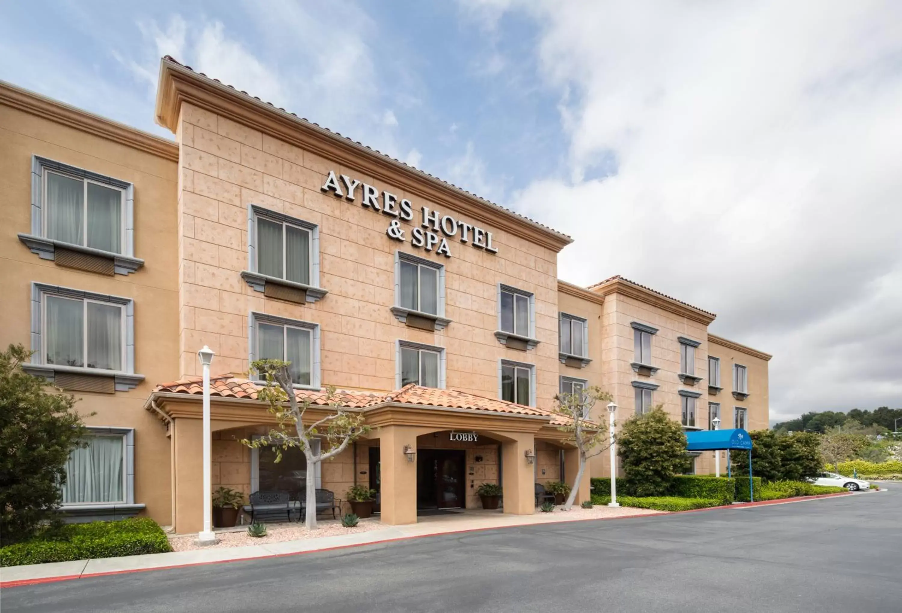 Property building in Ayres Hotel & Spa Mission Viejo - Lake Forest Property building in Ayres Hotel & Spa Mission Viejo - Lake Forest