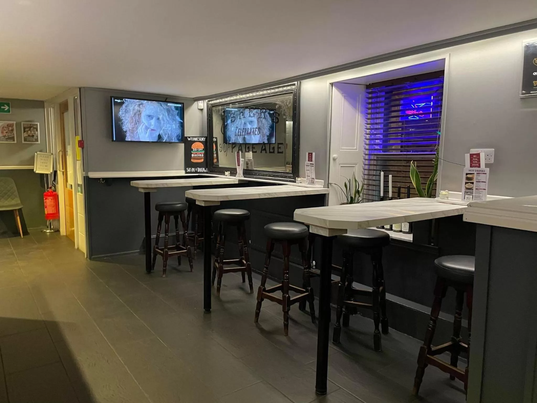 Restaurant/places to eat in Airlie Arms Hotel