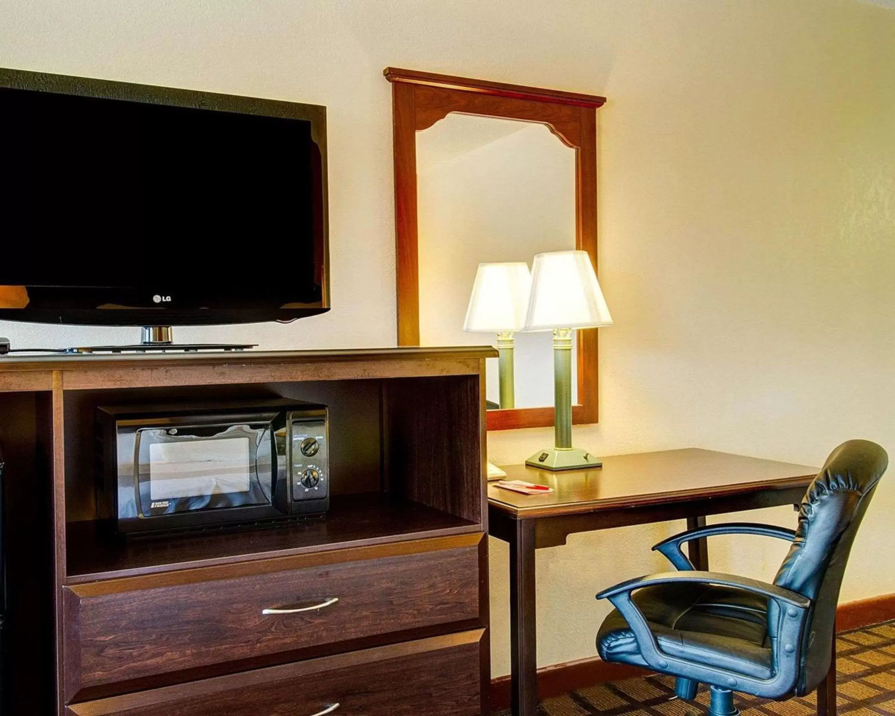 Photo of the whole room in Econo Lodge Sharon - Foxborough Photo of the whole room in Econo Lodge Sharon - Foxborough