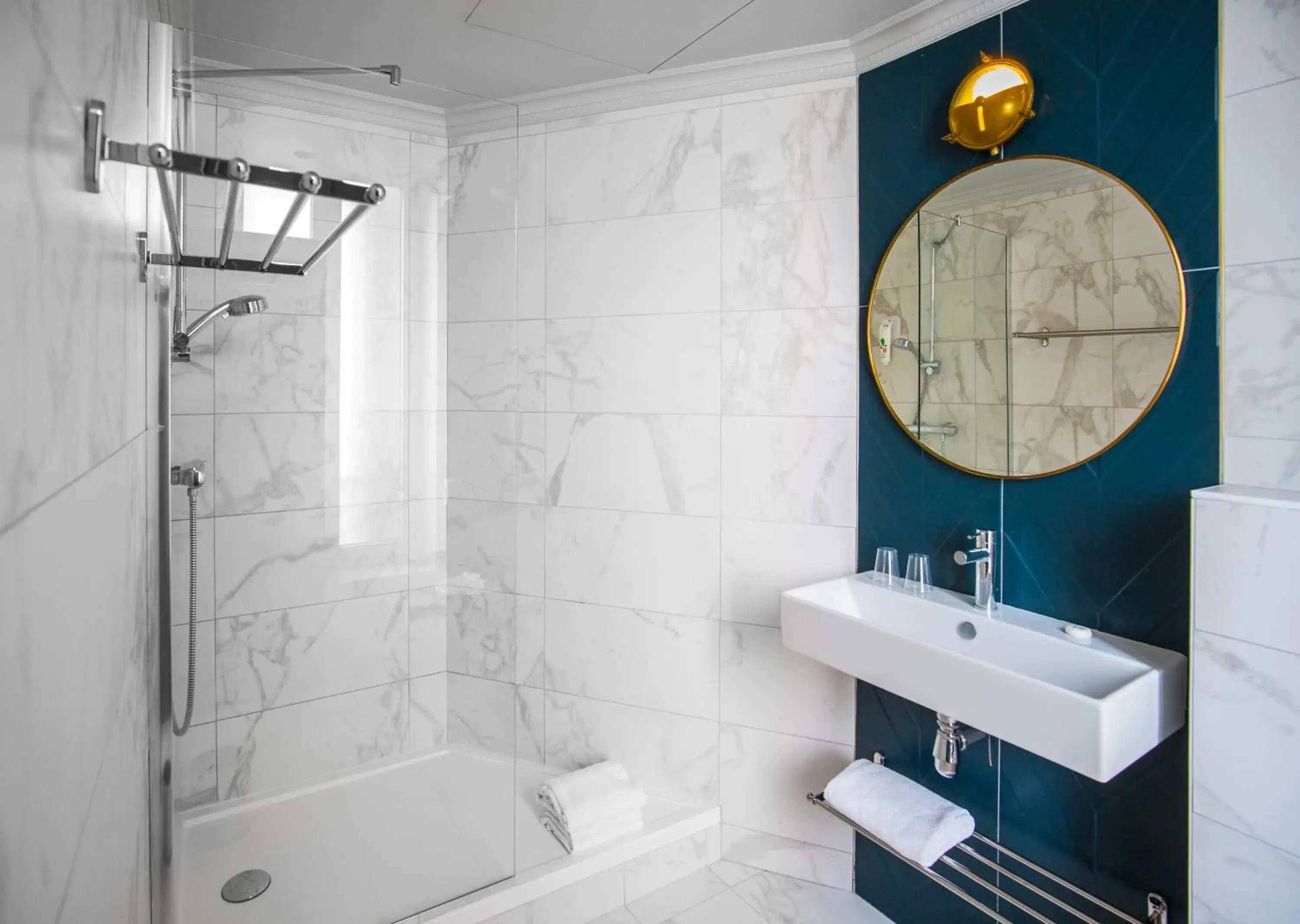 Shower, Bathroom in ibis Styles Paris Nation Cours de Vincennes