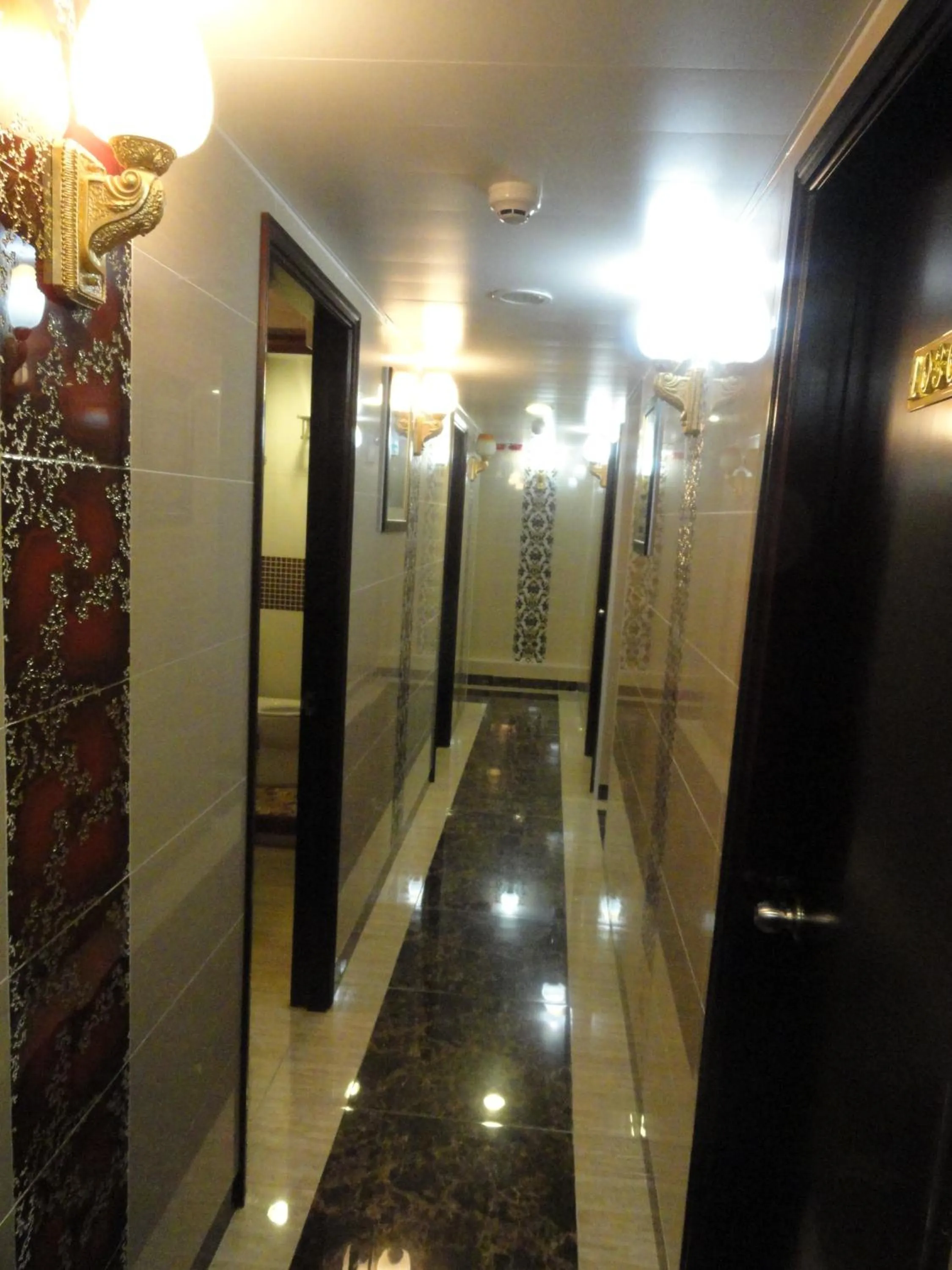 People in Paris Guest House DHILLON HOTEL HK LTD 24 HOUR RECEPTION BLOCK D E 10F