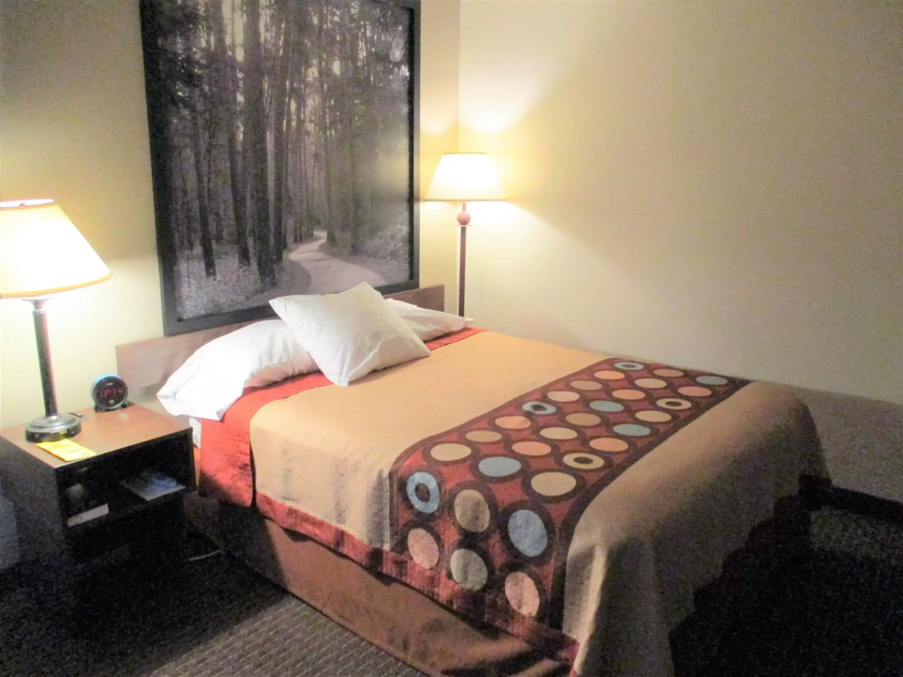 Photo of the whole room, Bed in Super 8 by Wyndham Bemidji MN