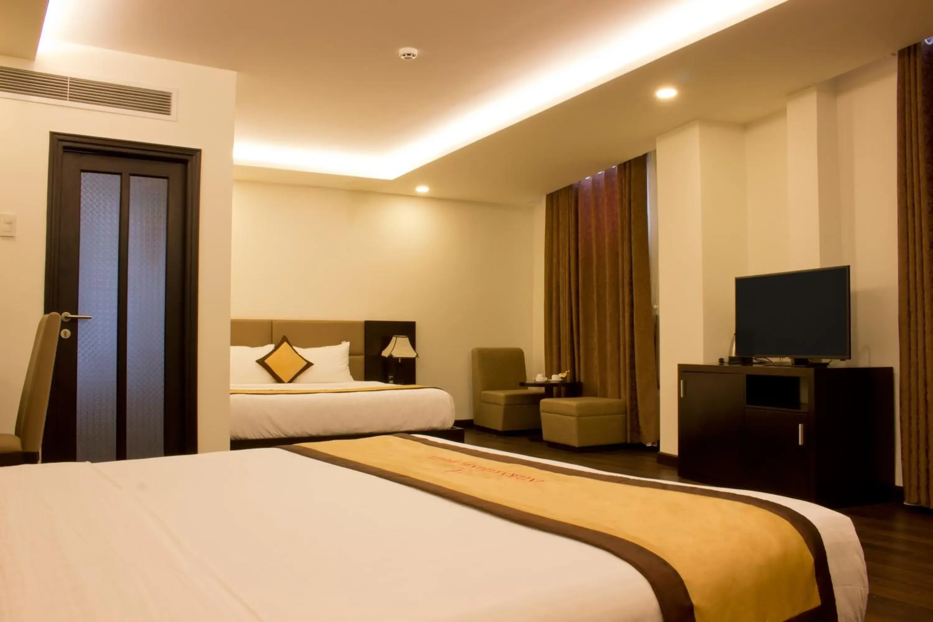 Photo of the whole room, Bed in International Hotel Photo of the whole room, Bed in International Hotel