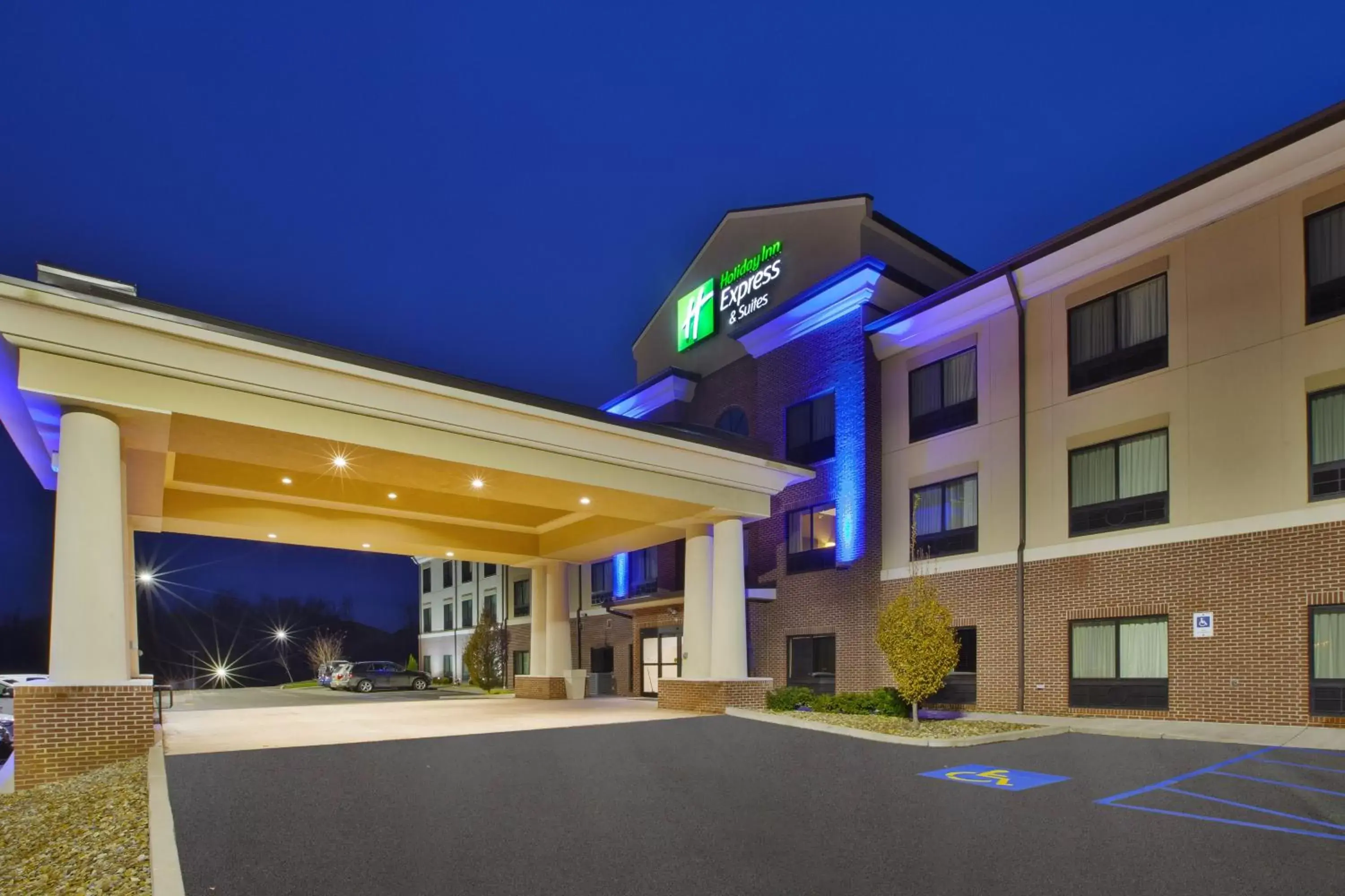 Property Building in Holiday Inn Express & Suites Washington - Meadow Lands, an IHG Hotel
