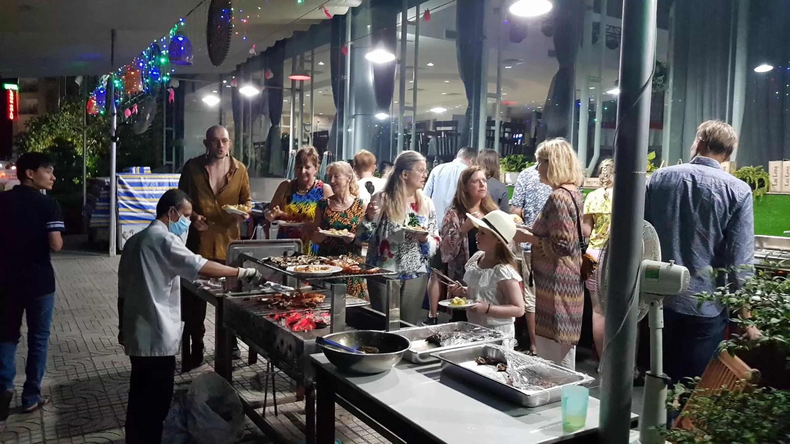 BBQ facilities, Restaurant/Places to Eat in River Hotel