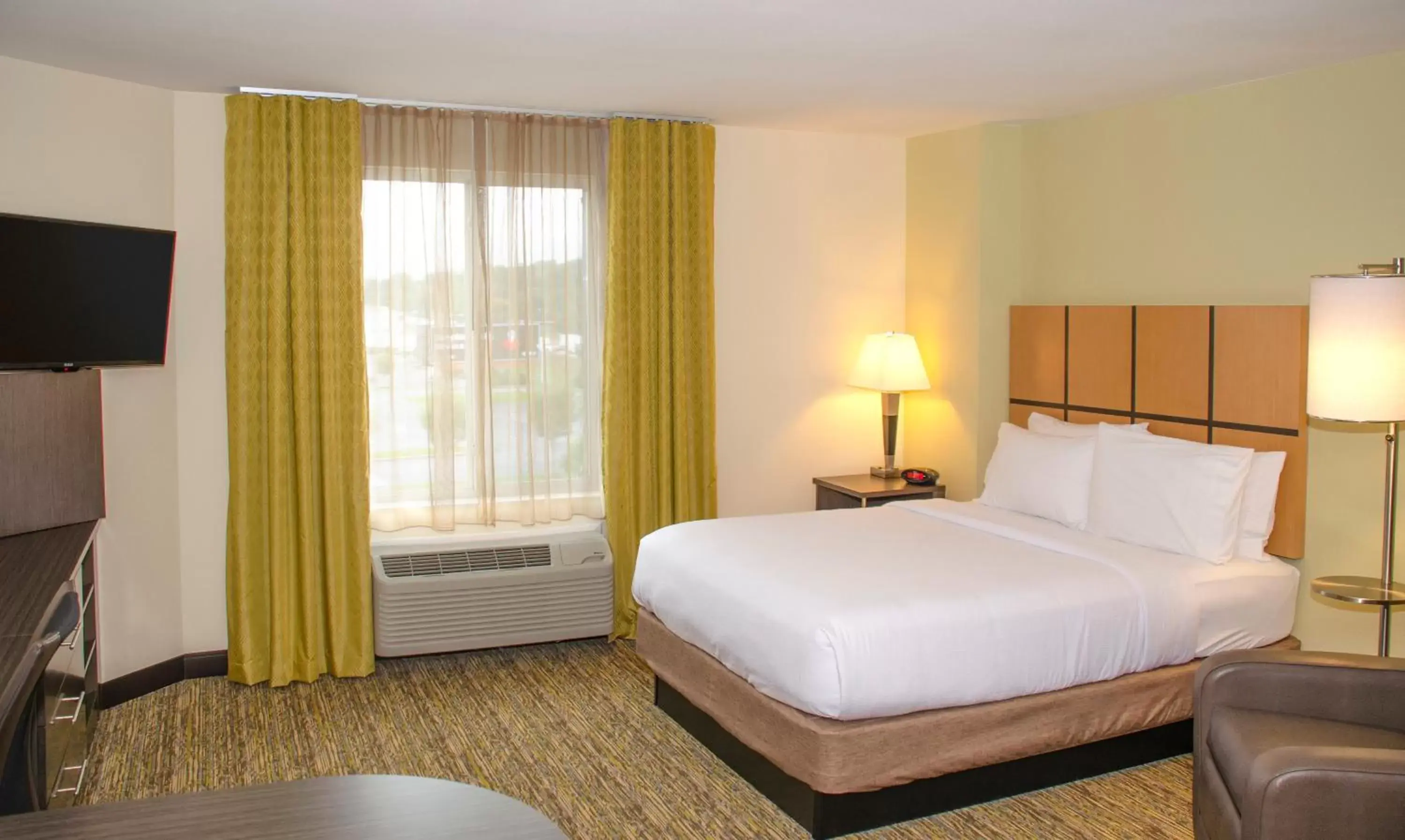 Photo of the whole room, Bed in Candlewood Suites York, an IHG Hotel