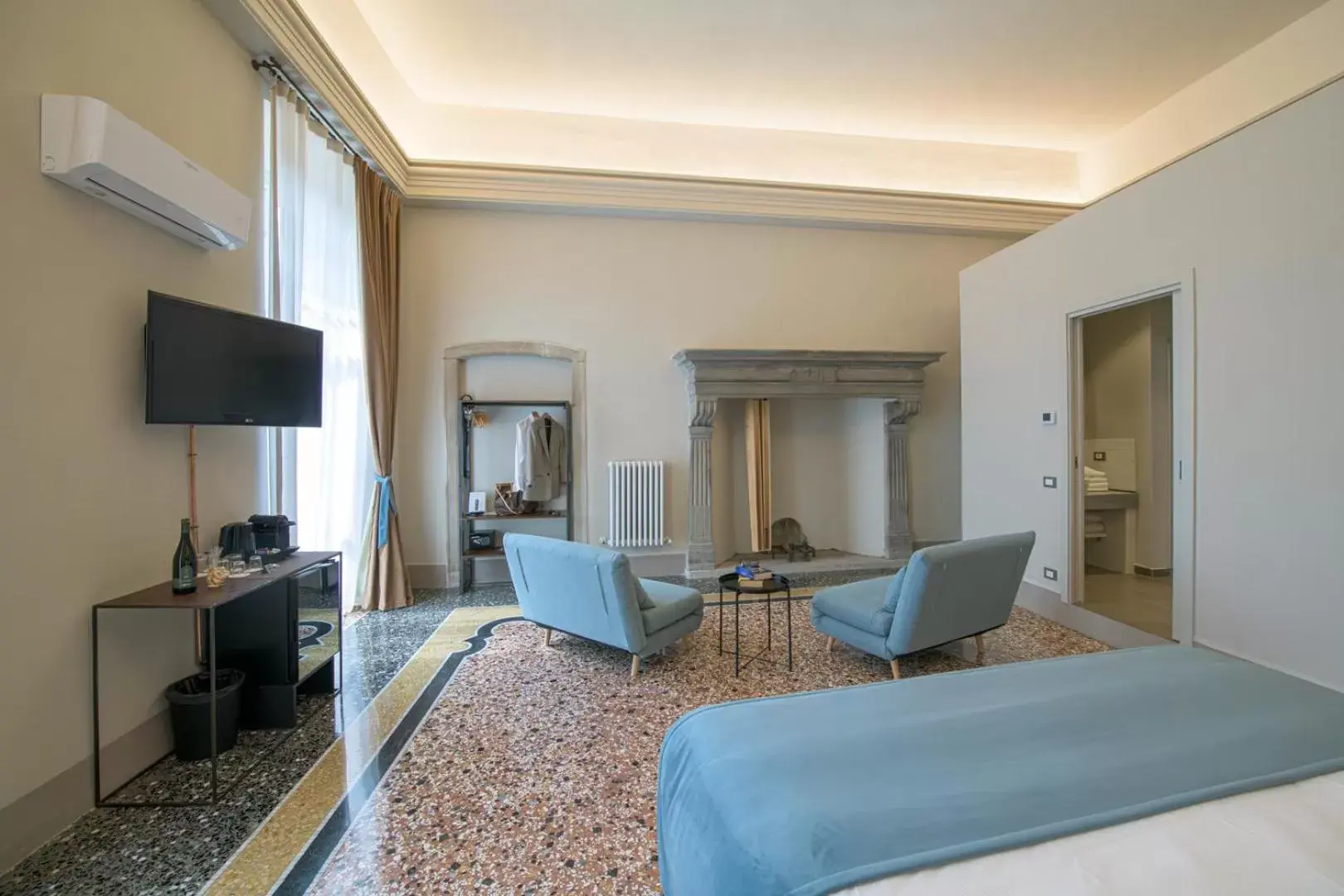 Bed, TV/Entertainment Center in Palazzo Sertorio Suites