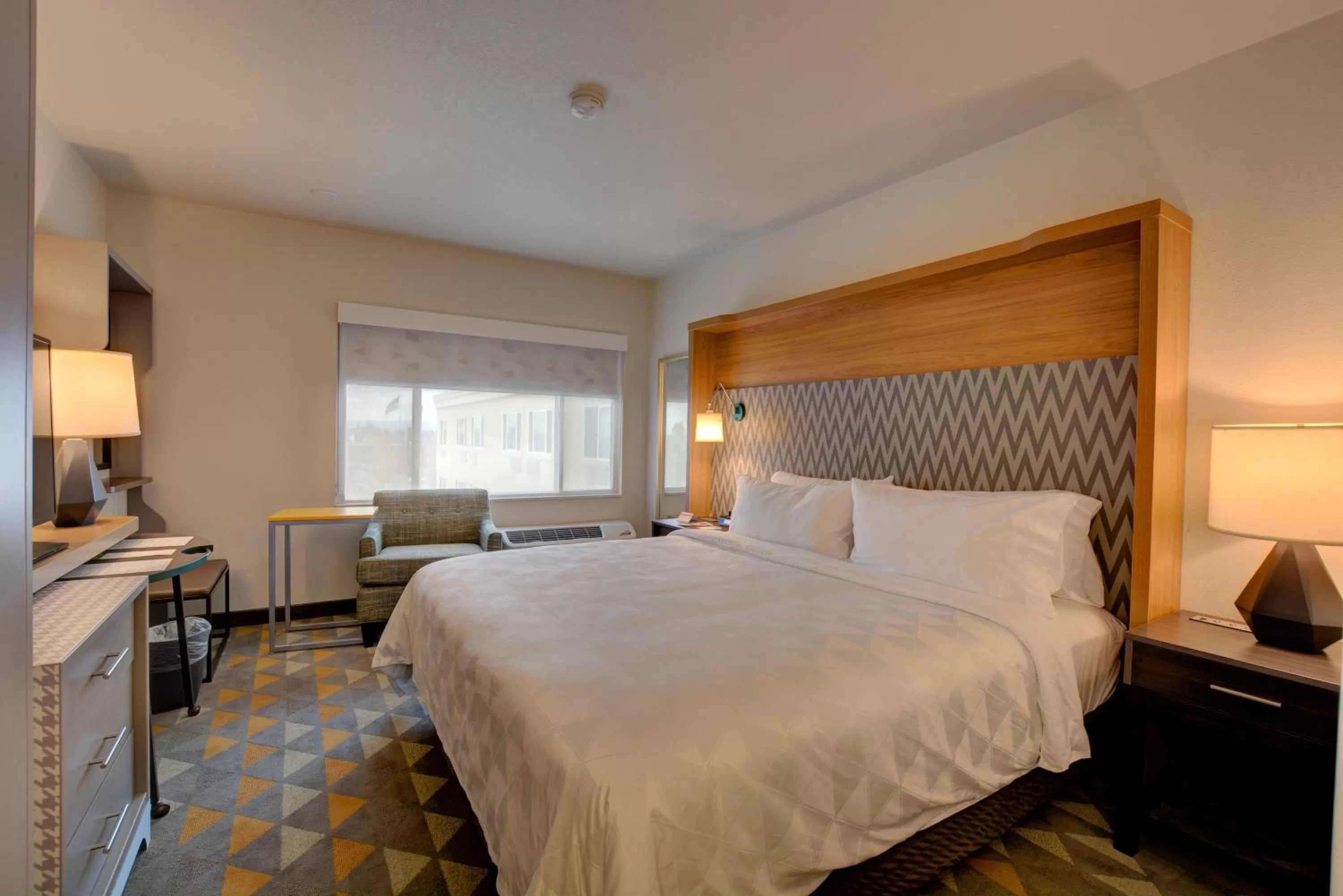 Photo of the whole room, Bed in Holiday Inn - Salem by IHG